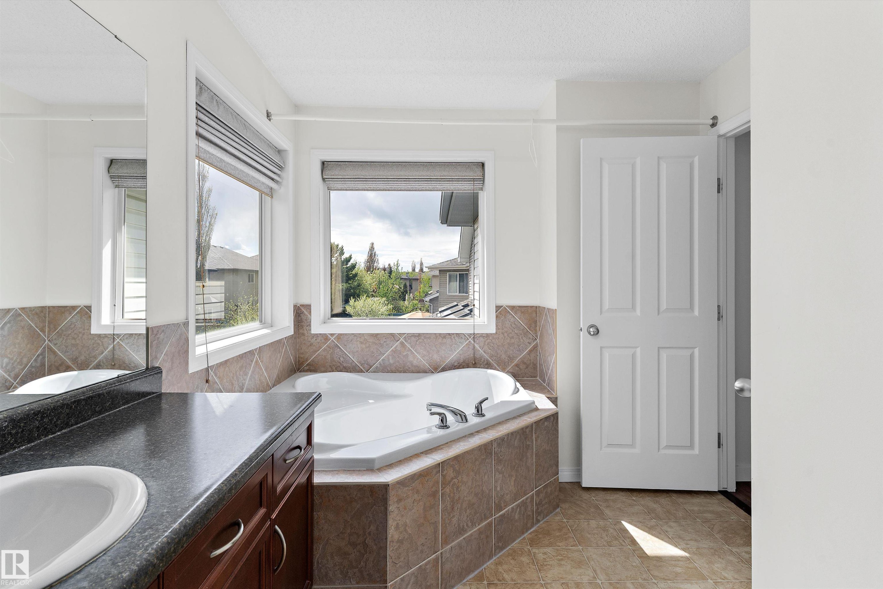 583 Leger Way, Edmonton, AB - Indoor Photo Showing Bathroom