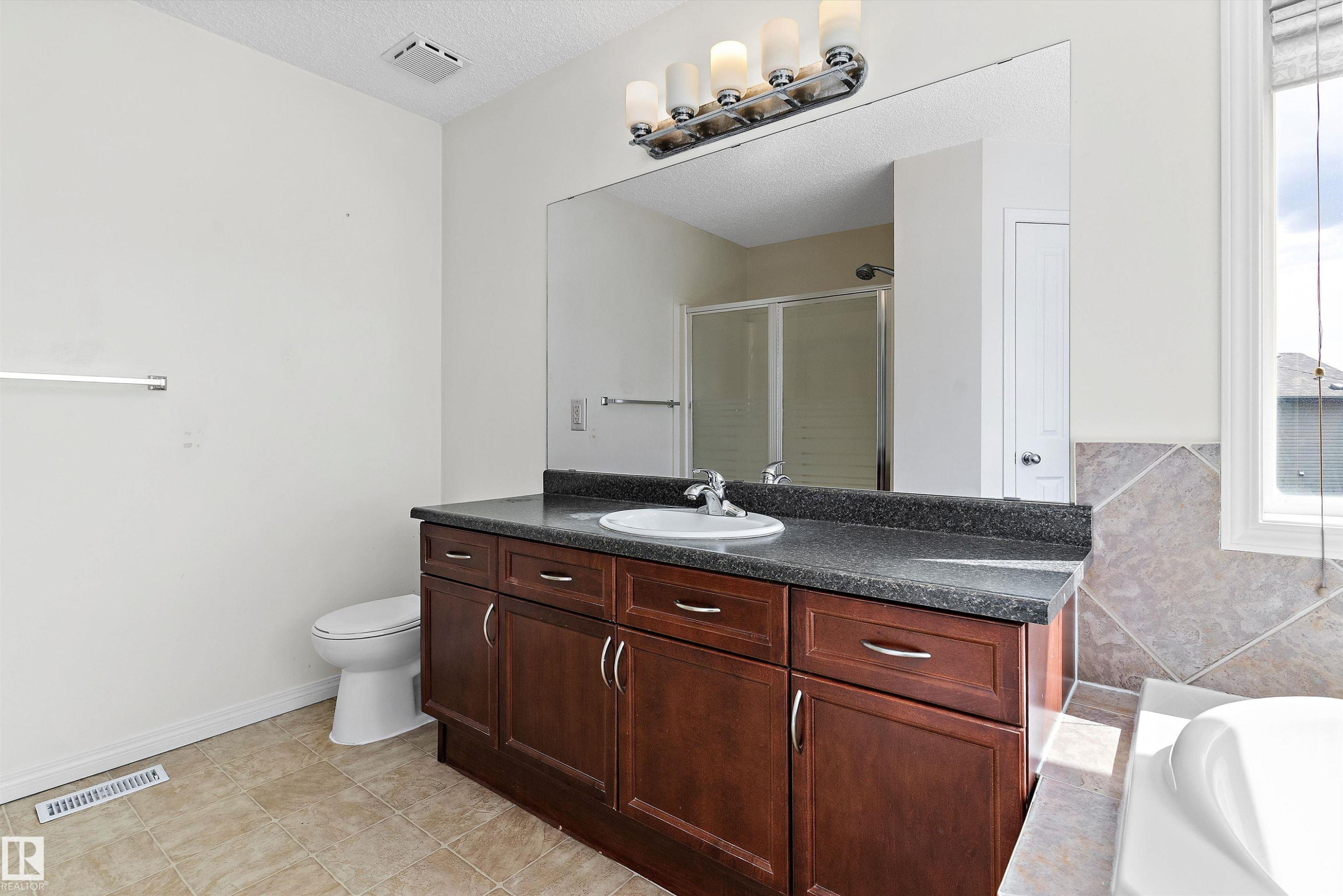 583 Leger Way, Edmonton, AB - Indoor Photo Showing Bathroom
