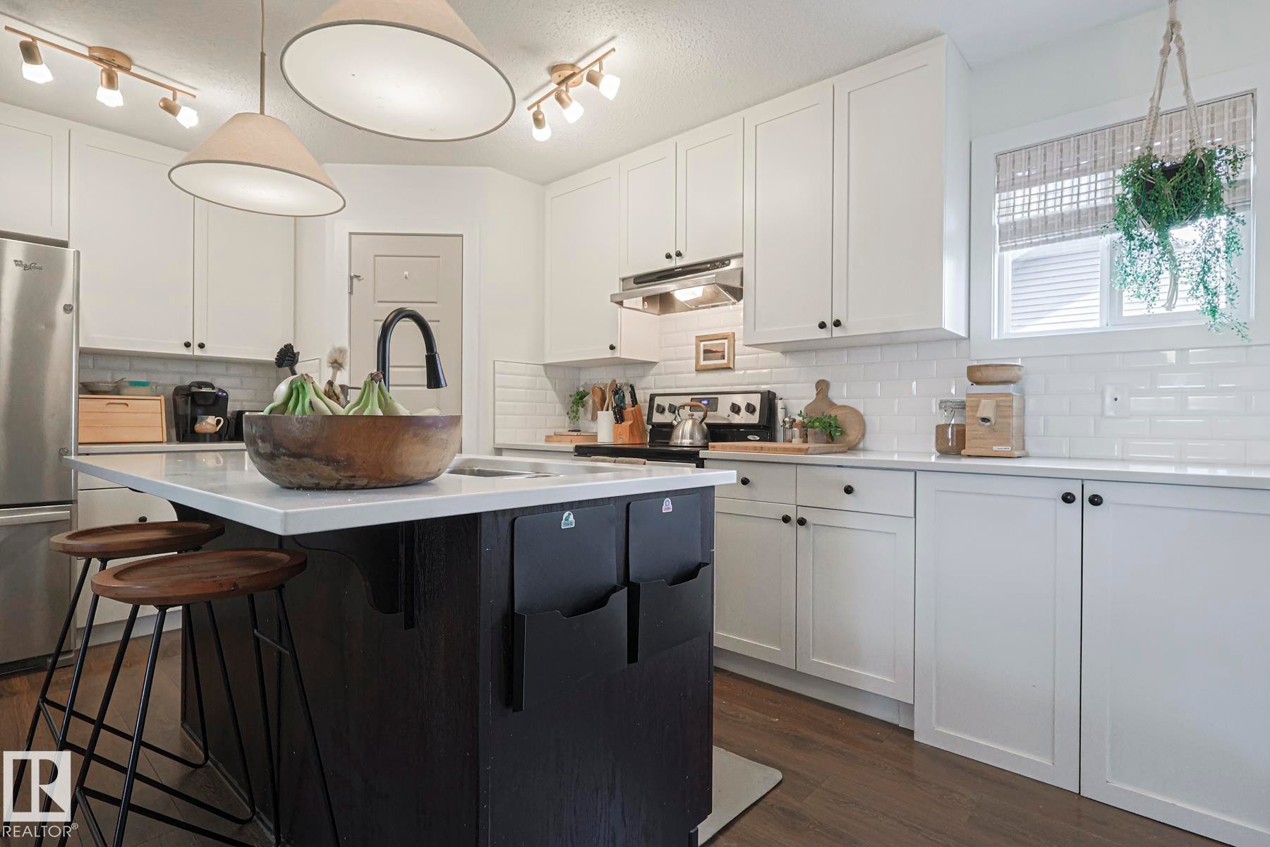 8952 218 Street, Edmonton, AB - Indoor Photo Showing Kitchen With Upgraded Kitchen