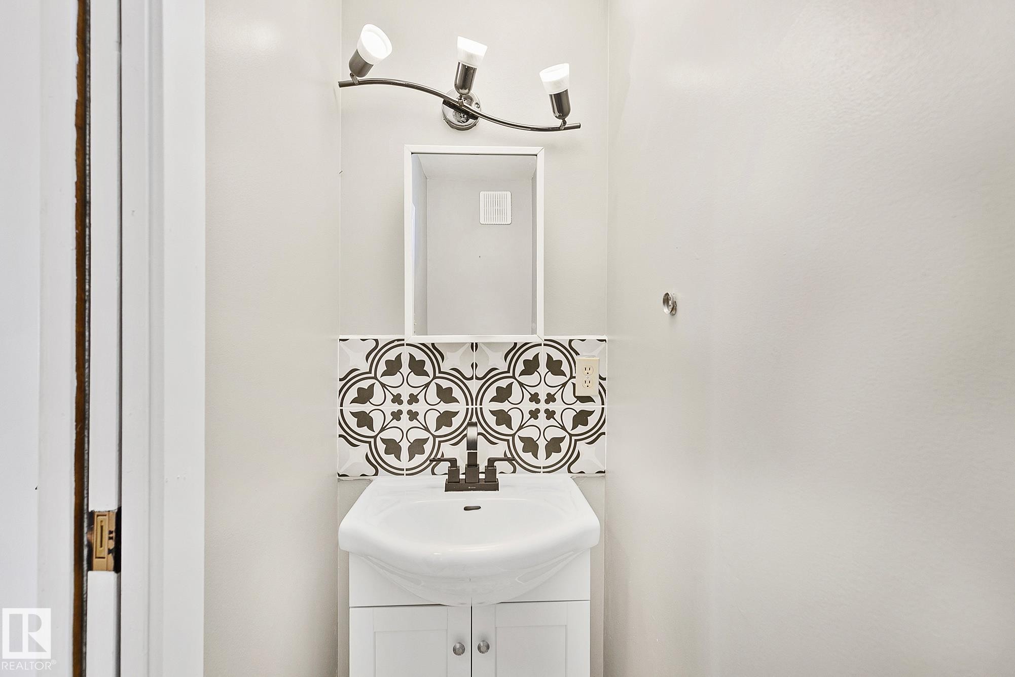 10823 130 Street, Edmonton, AB - Indoor Photo Showing Bathroom