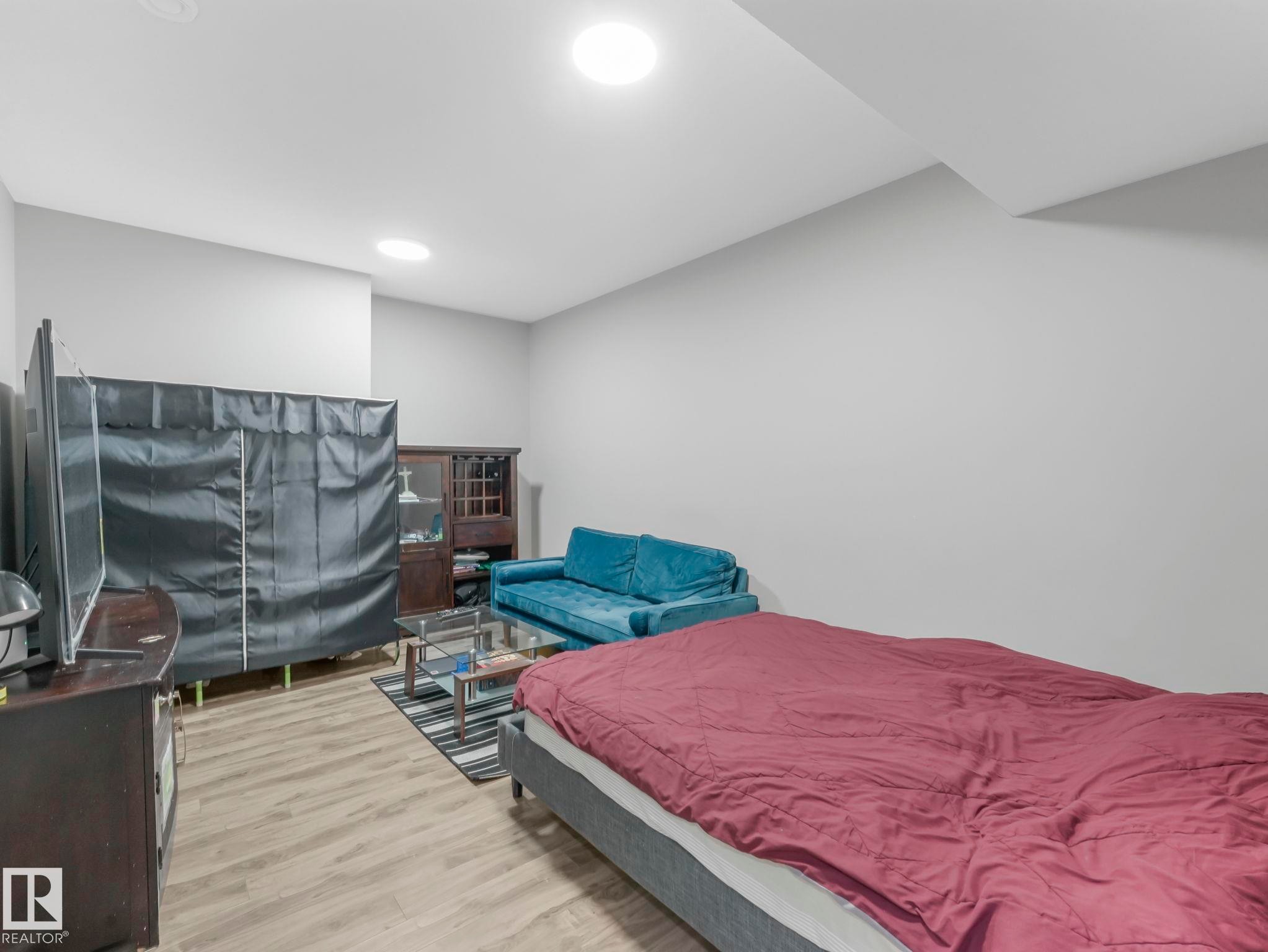 8641 Mayday Wynd, Edmonton, AB - Indoor Photo Showing Bedroom