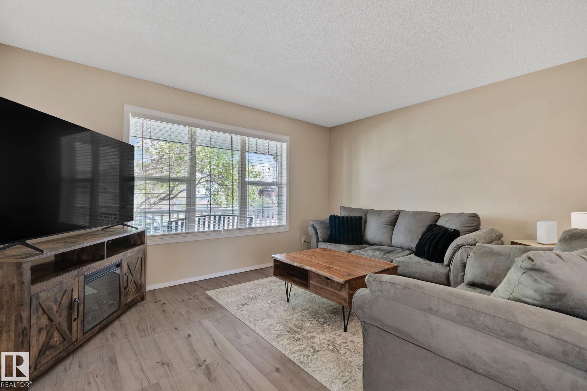 15608 44 Street, Edmonton, AB - Indoor Photo Showing Living Room