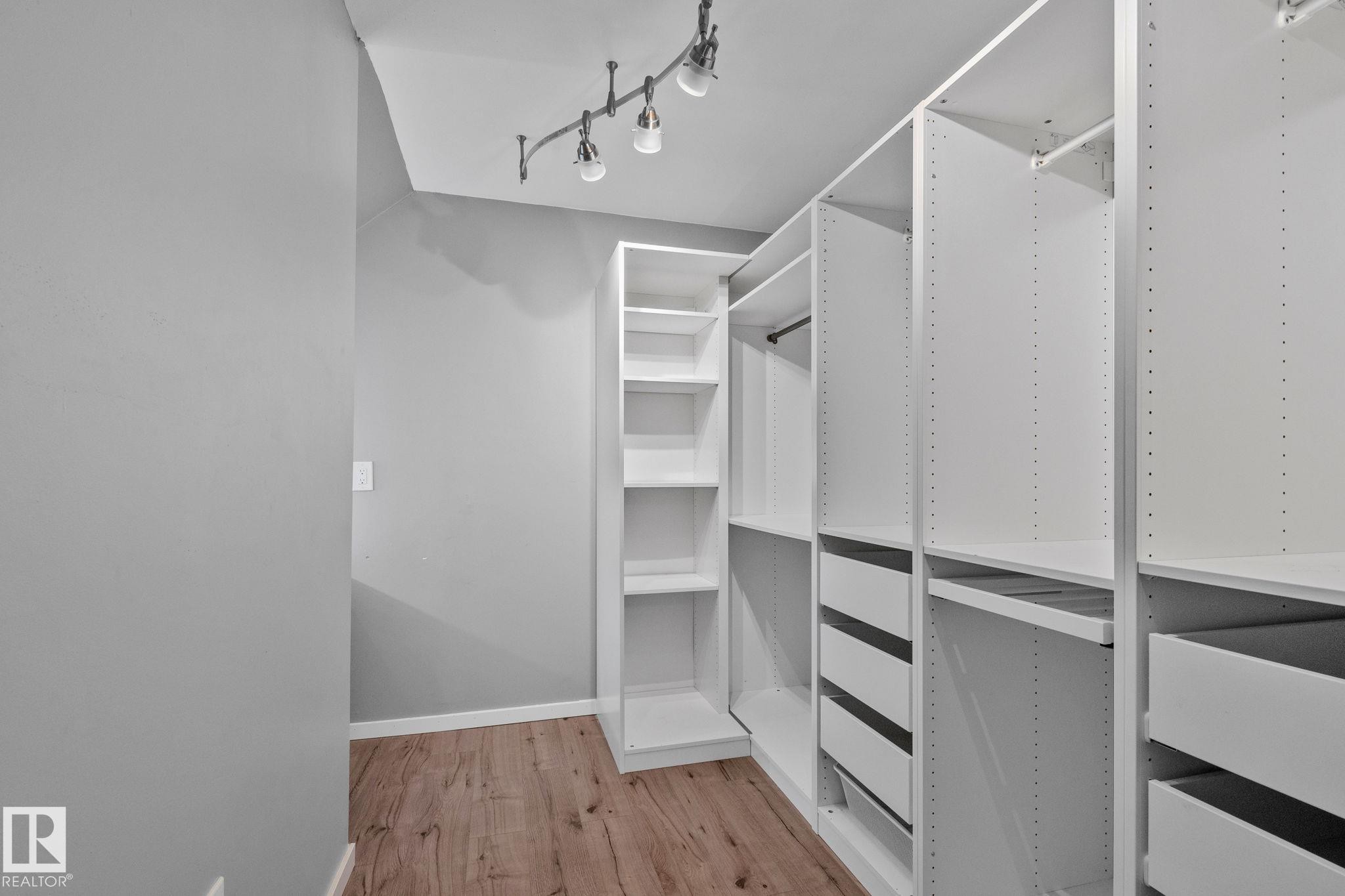 15608 44 Street, Edmonton, AB - Indoor With Storage