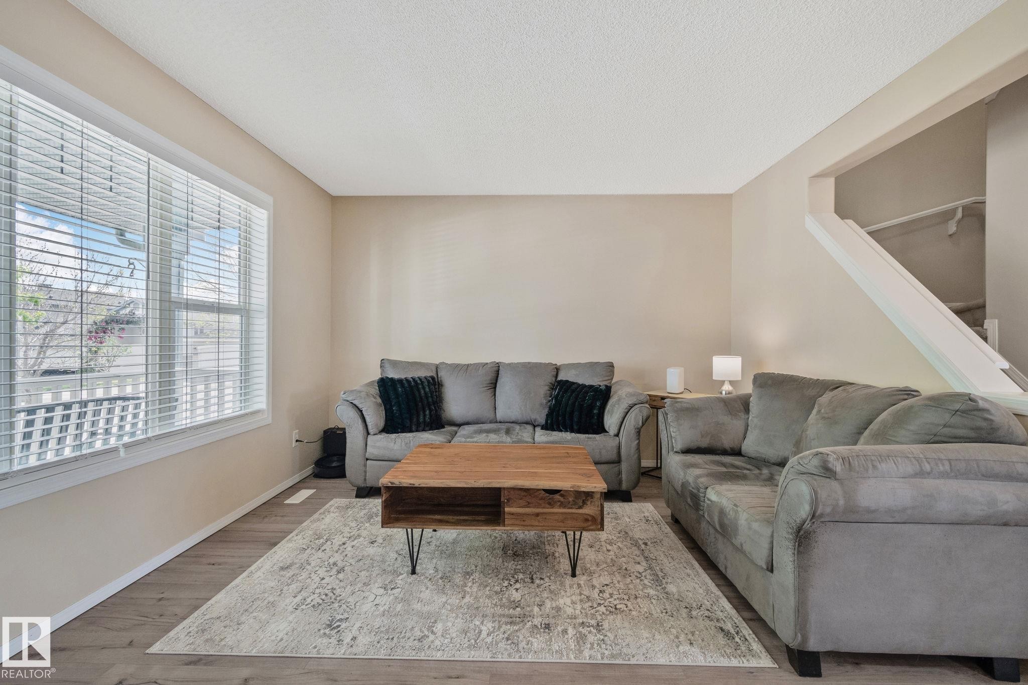 15608 44 Street, Edmonton, AB - Indoor Photo Showing Living Room