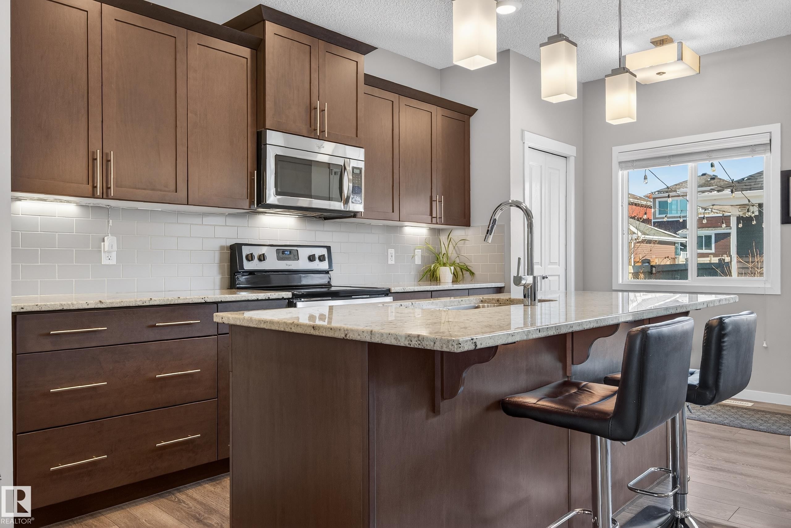 239 Ebbers Boulevard, Edmonton, AB - Indoor Photo Showing Kitchen With Upgraded Kitchen