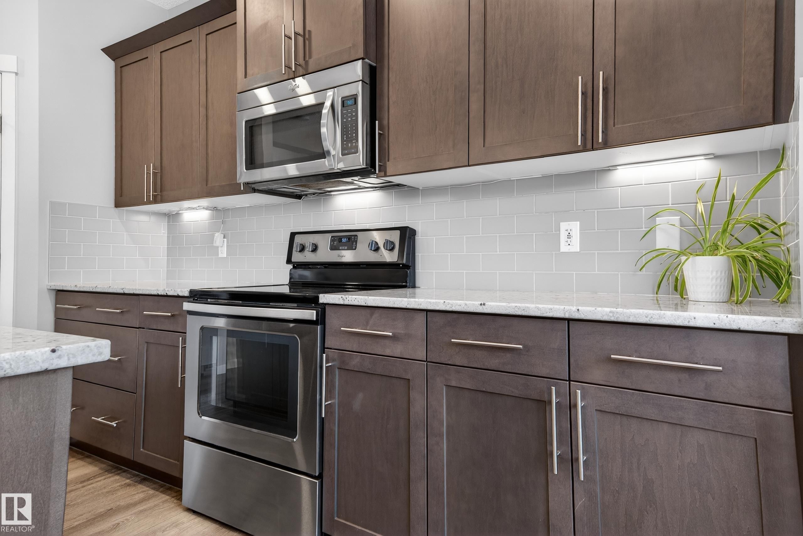 239 Ebbers Boulevard, Edmonton, AB - Indoor Photo Showing Kitchen With Upgraded Kitchen