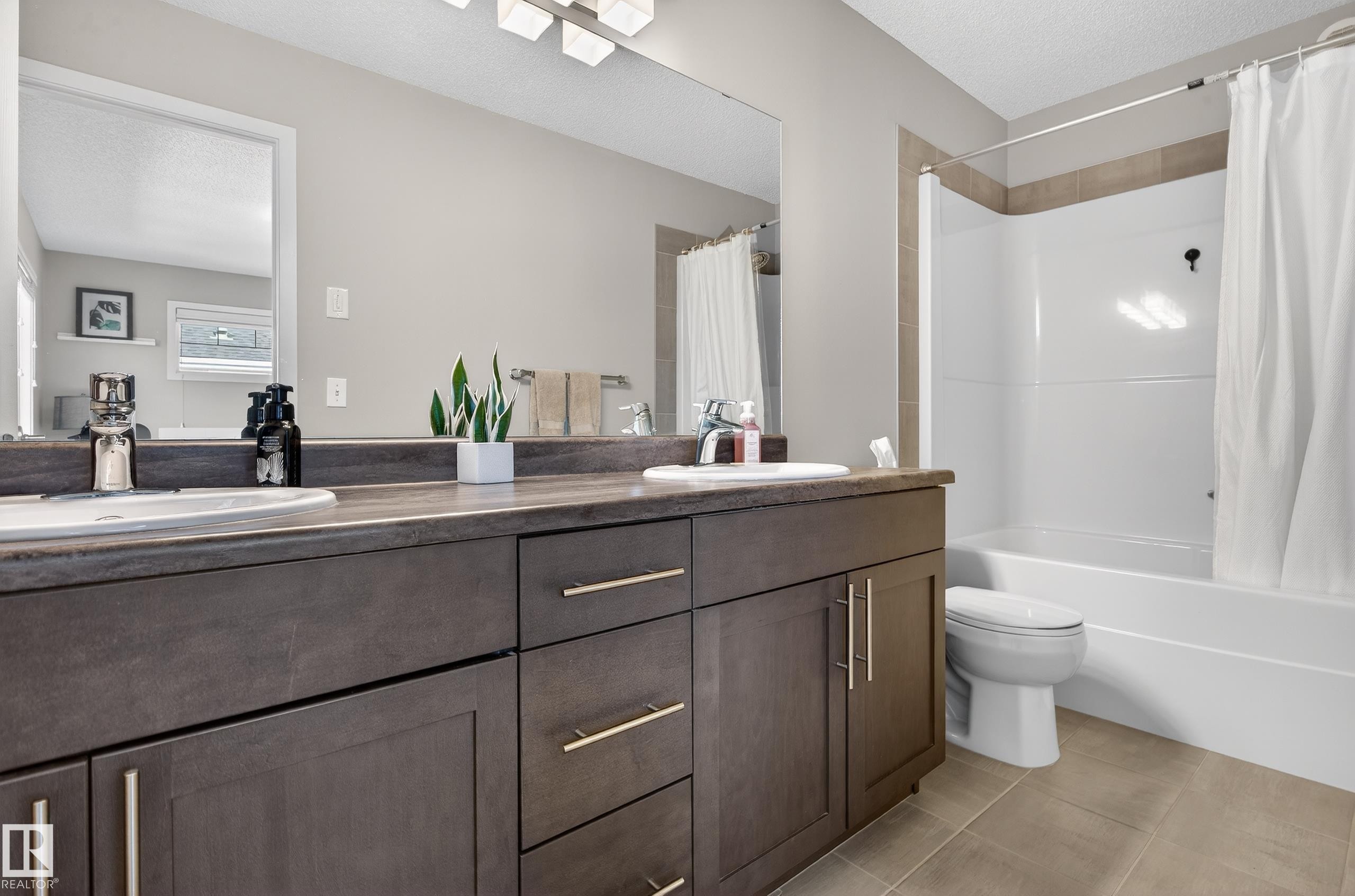 239 Ebbers Boulevard, Edmonton, AB - Indoor Photo Showing Bathroom