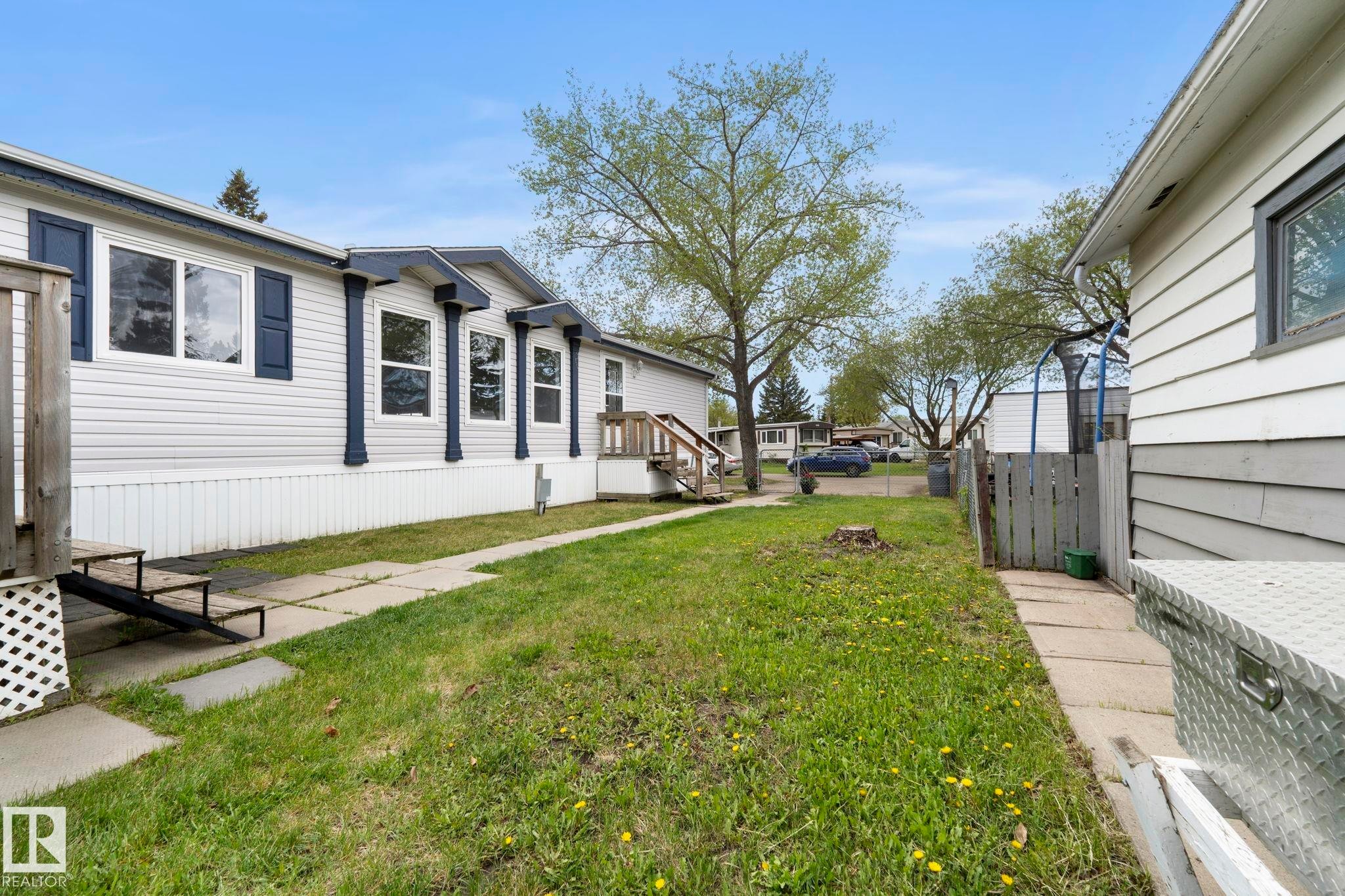 White vinyl siding exterior with blue decorative shutters and trim - 49 Rim Road Nw, Edmonton, AB - Outdoor