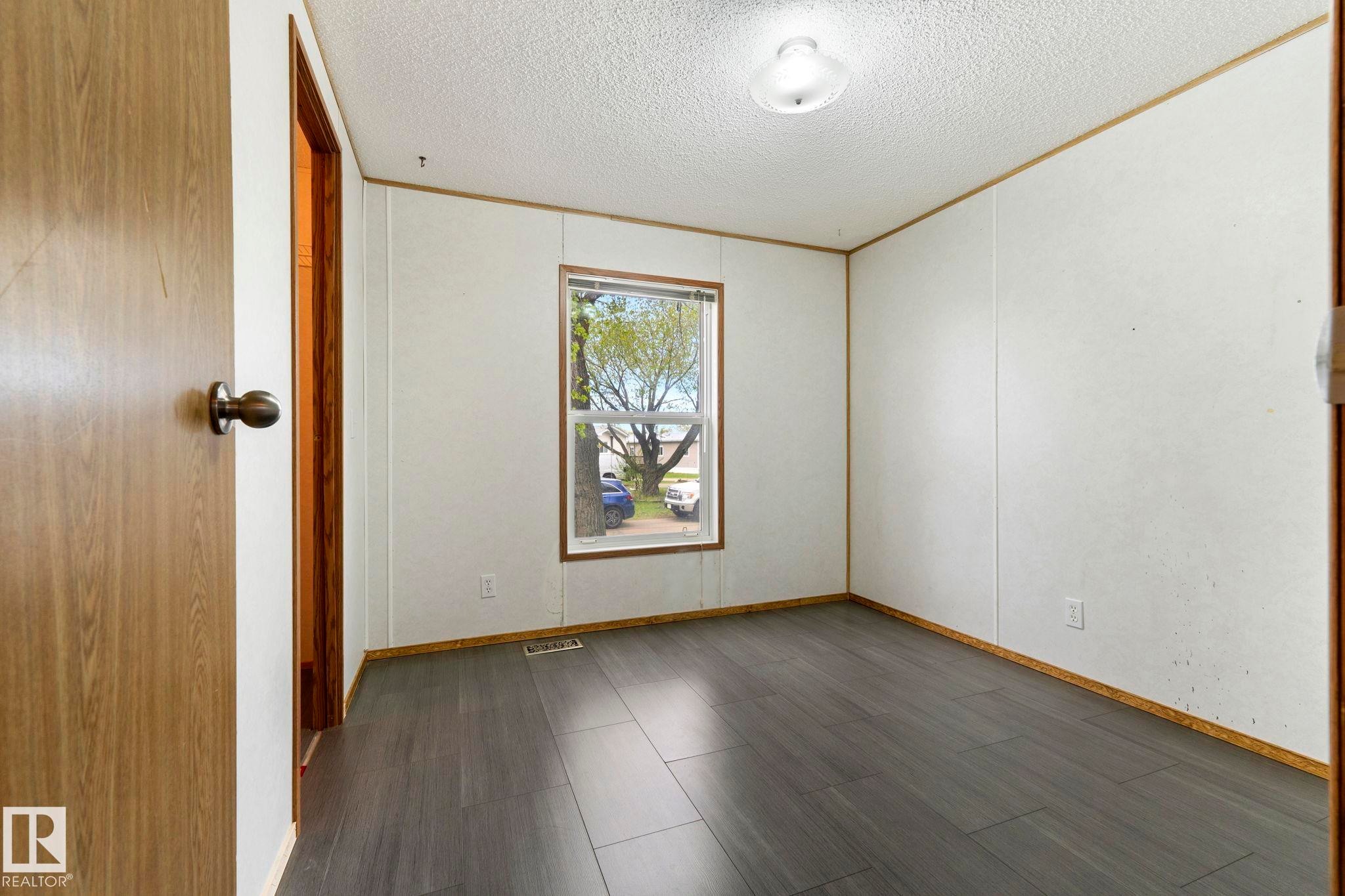 Room featuring wood-finish flooring and a rectangular window - 49 Rim Road Nw, Edmonton, AB - Indoor Photo Showing Other Room