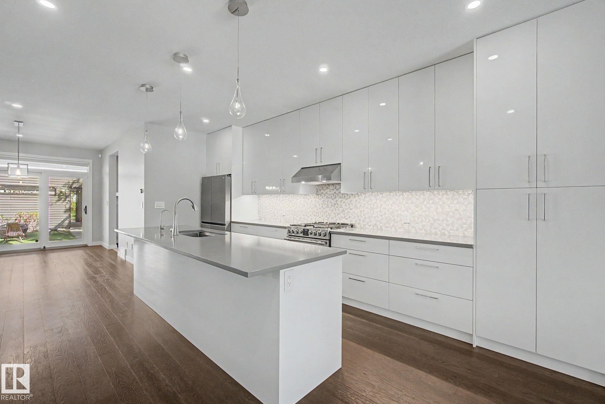 11430 75 Avenue, Edmonton, AB - Indoor Photo Showing Kitchen With Upgraded Kitchen