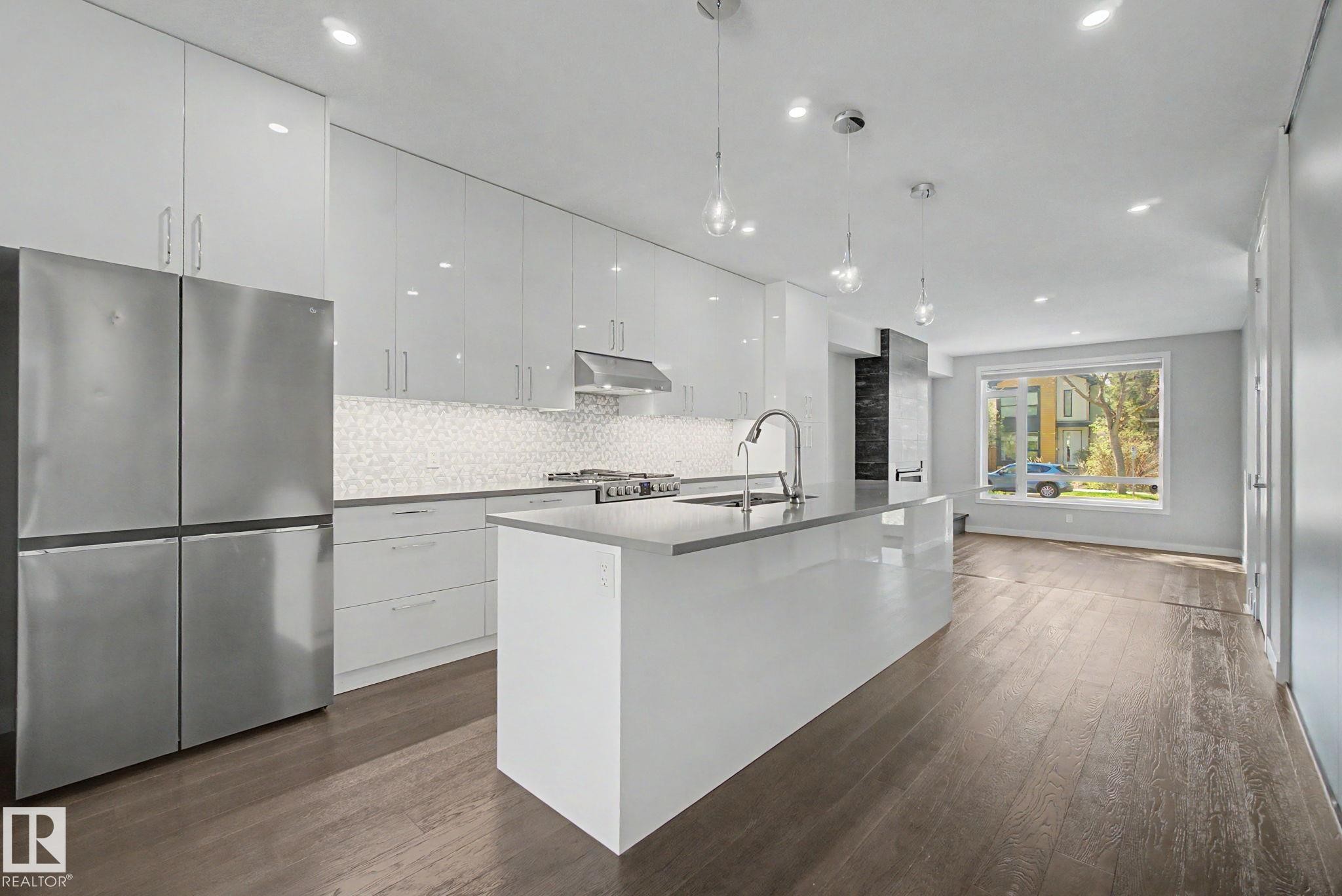 11430 75 Avenue, Edmonton, AB - Indoor Photo Showing Kitchen With Upgraded Kitchen