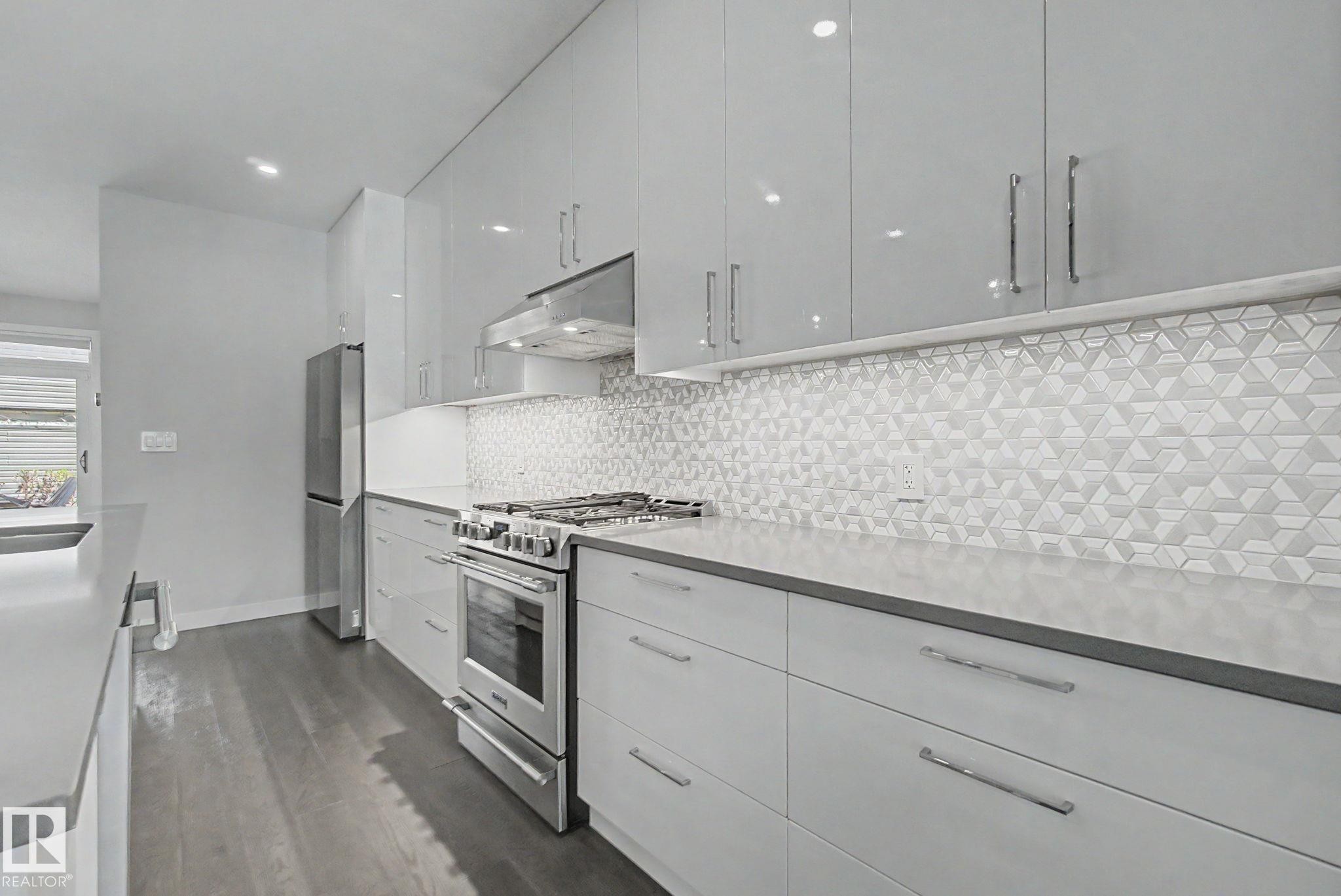 11430 75 Avenue, Edmonton, AB - Indoor Photo Showing Kitchen With Upgraded Kitchen