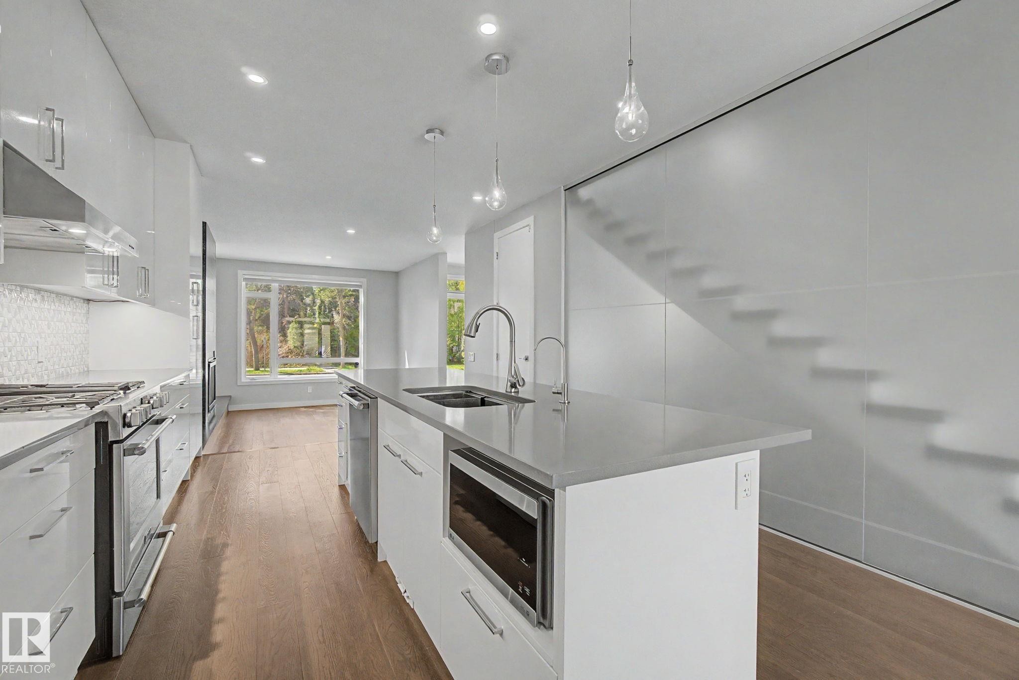 11430 75 Avenue, Edmonton, AB - Indoor Photo Showing Kitchen With Upgraded Kitchen