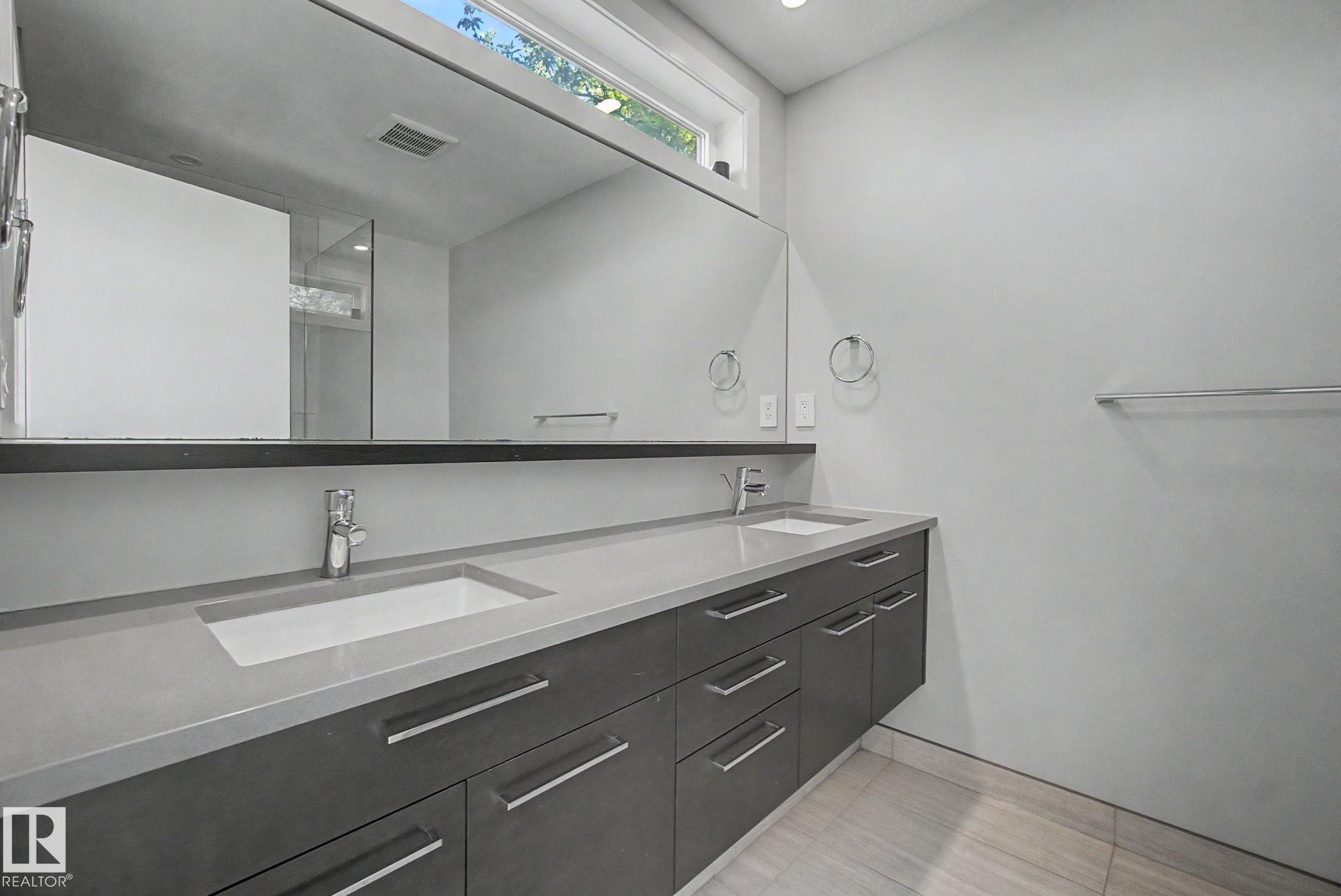 11430 75 Avenue, Edmonton, AB - Indoor Photo Showing Bathroom