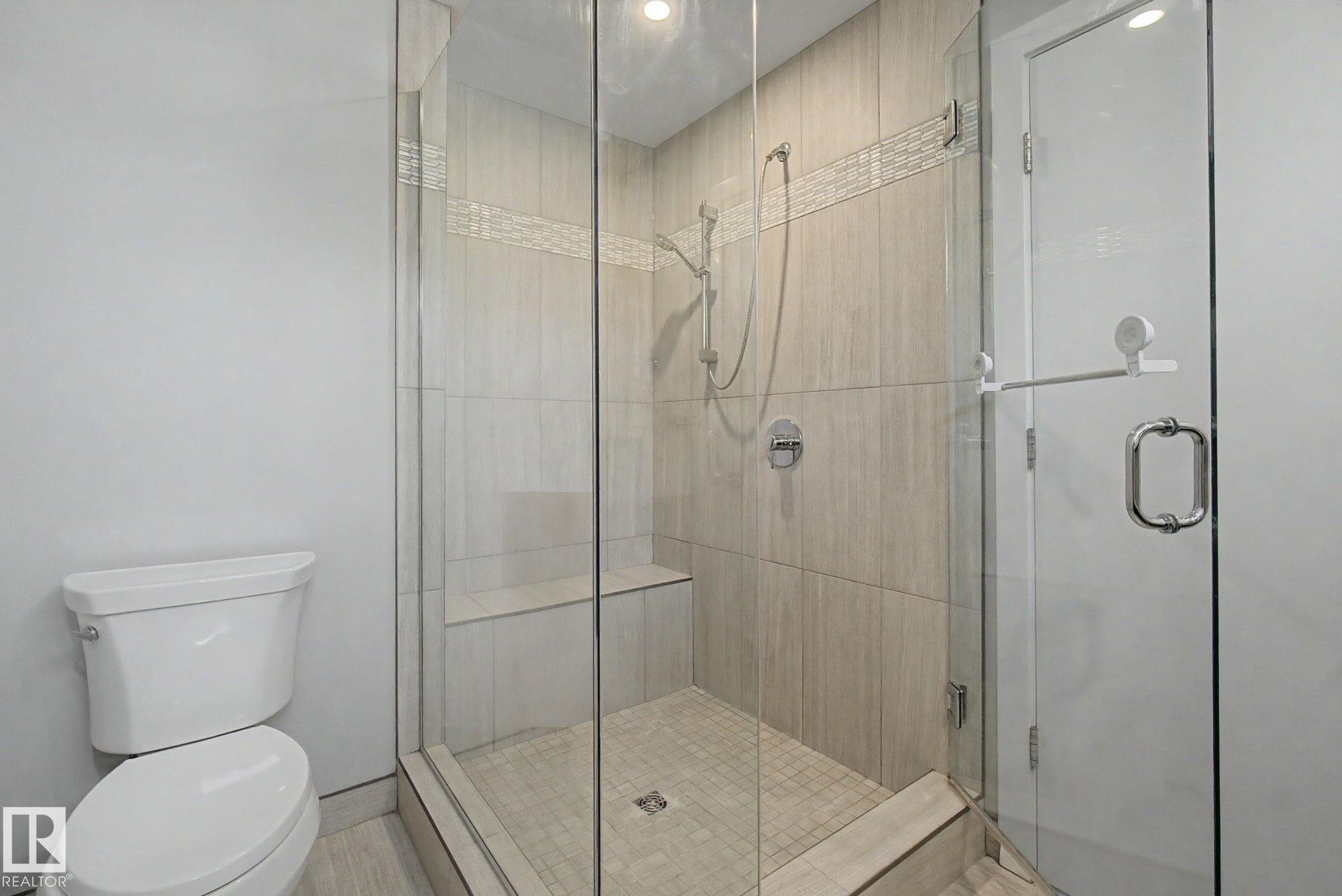 11430 75 Avenue, Edmonton, AB - Indoor Photo Showing Bathroom