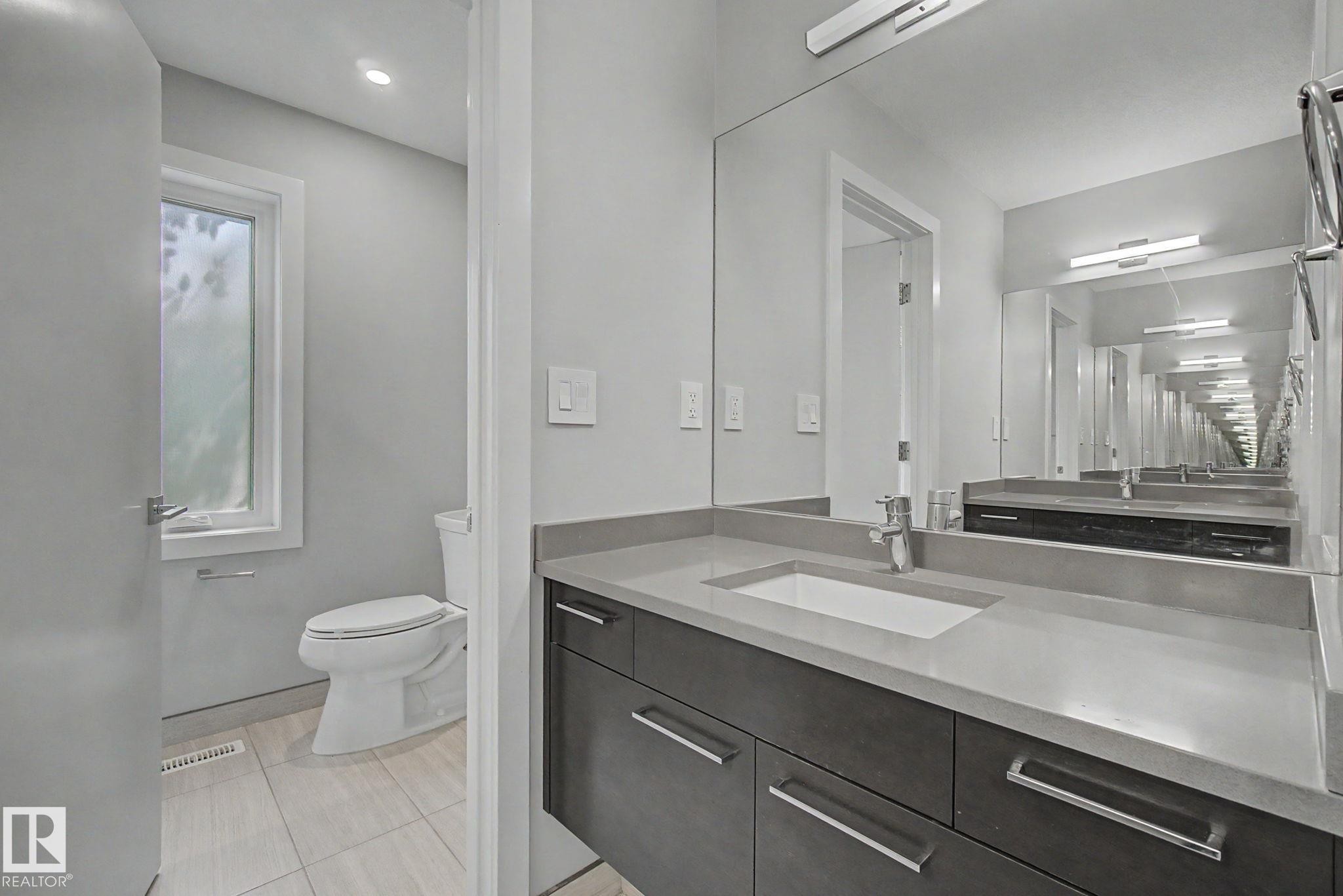 11430 75 Avenue, Edmonton, AB - Indoor Photo Showing Bathroom