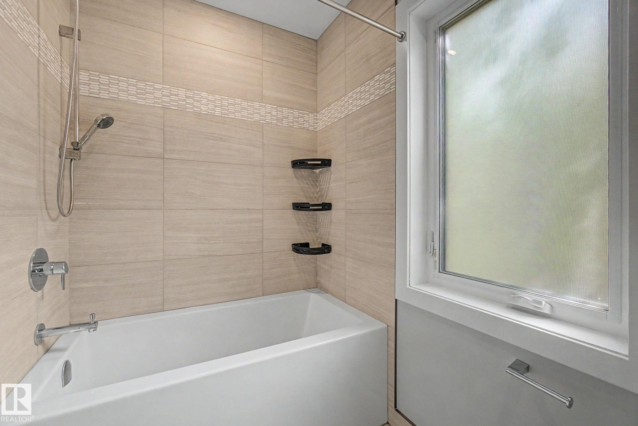 11430 75 Avenue, Edmonton, AB - Indoor Photo Showing Bathroom