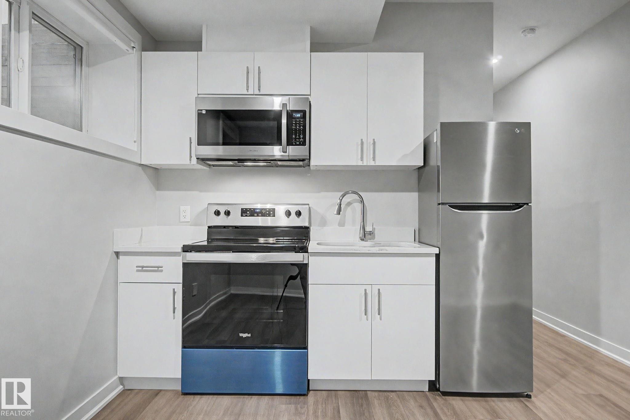 11430 75 Avenue, Edmonton, AB - Indoor Photo Showing Kitchen