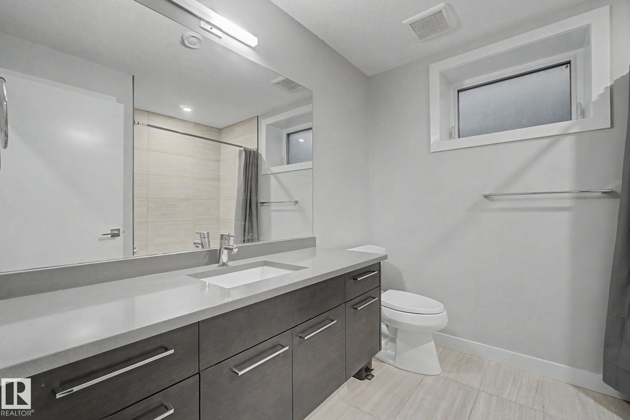 11430 75 Avenue, Edmonton, AB - Indoor Photo Showing Bathroom