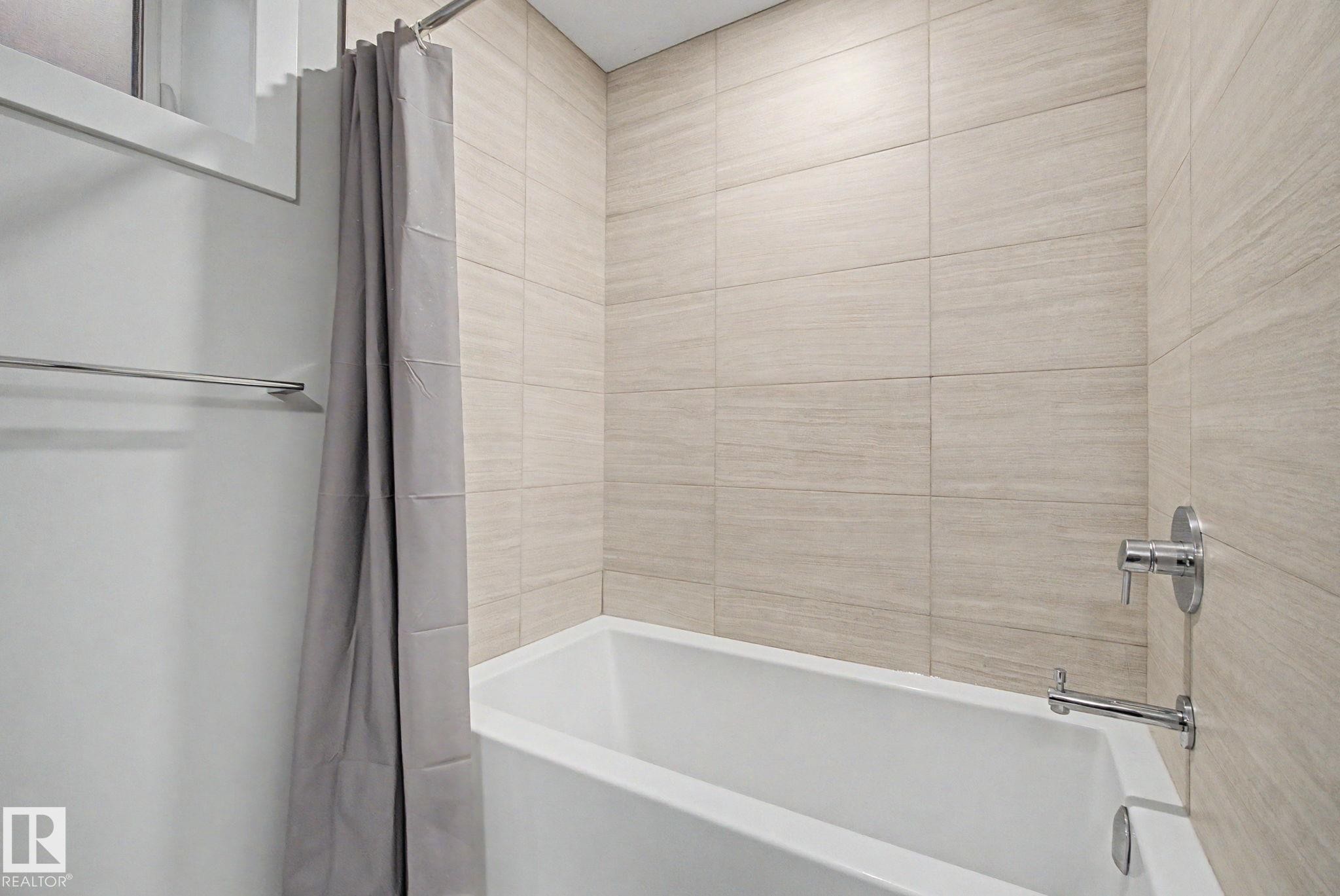 11430 75 Avenue, Edmonton, AB - Indoor Photo Showing Bathroom