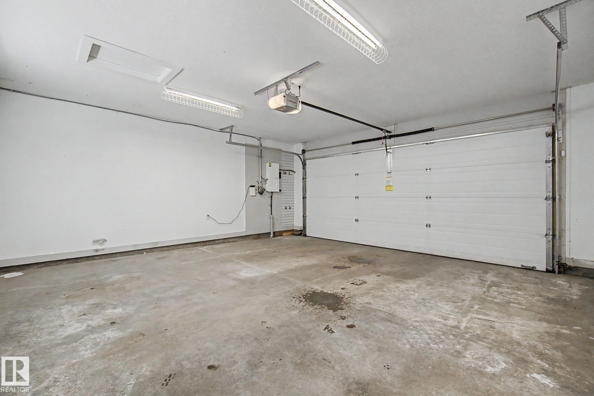 11430 75 Avenue, Edmonton, AB - Indoor Photo Showing Garage