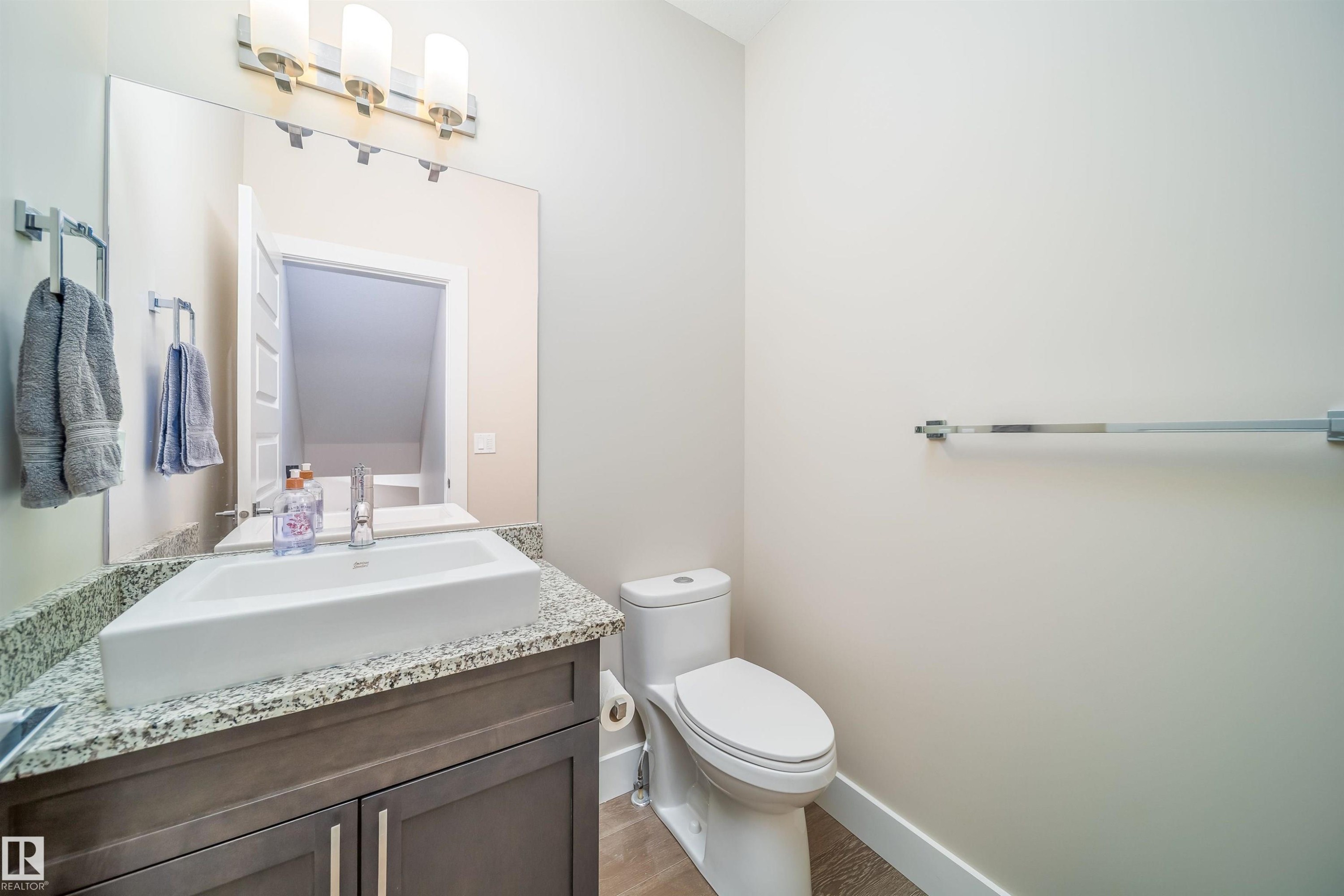 9527 75 Avenue, Edmonton, AB - Indoor Photo Showing Bathroom