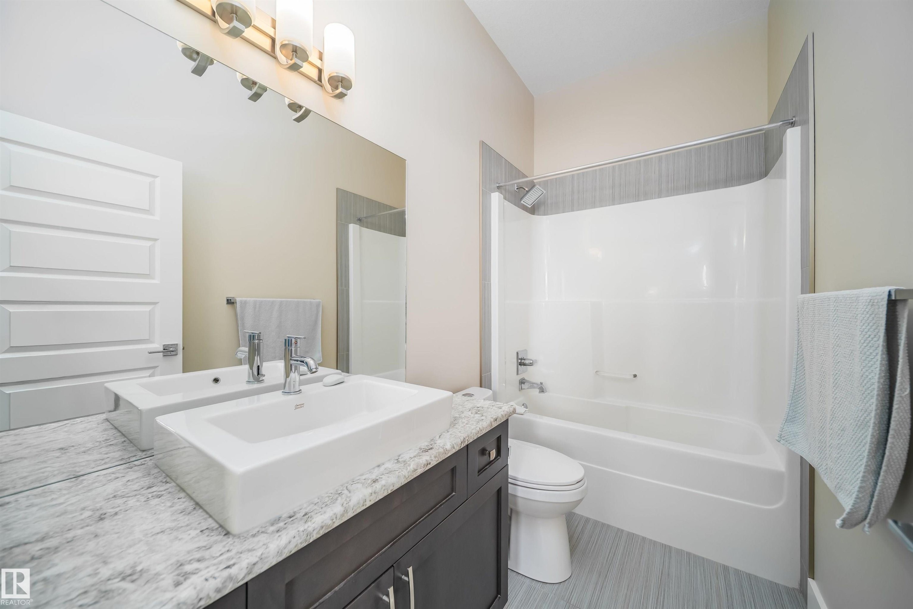 9527 75 Avenue, Edmonton, AB - Indoor Photo Showing Bathroom