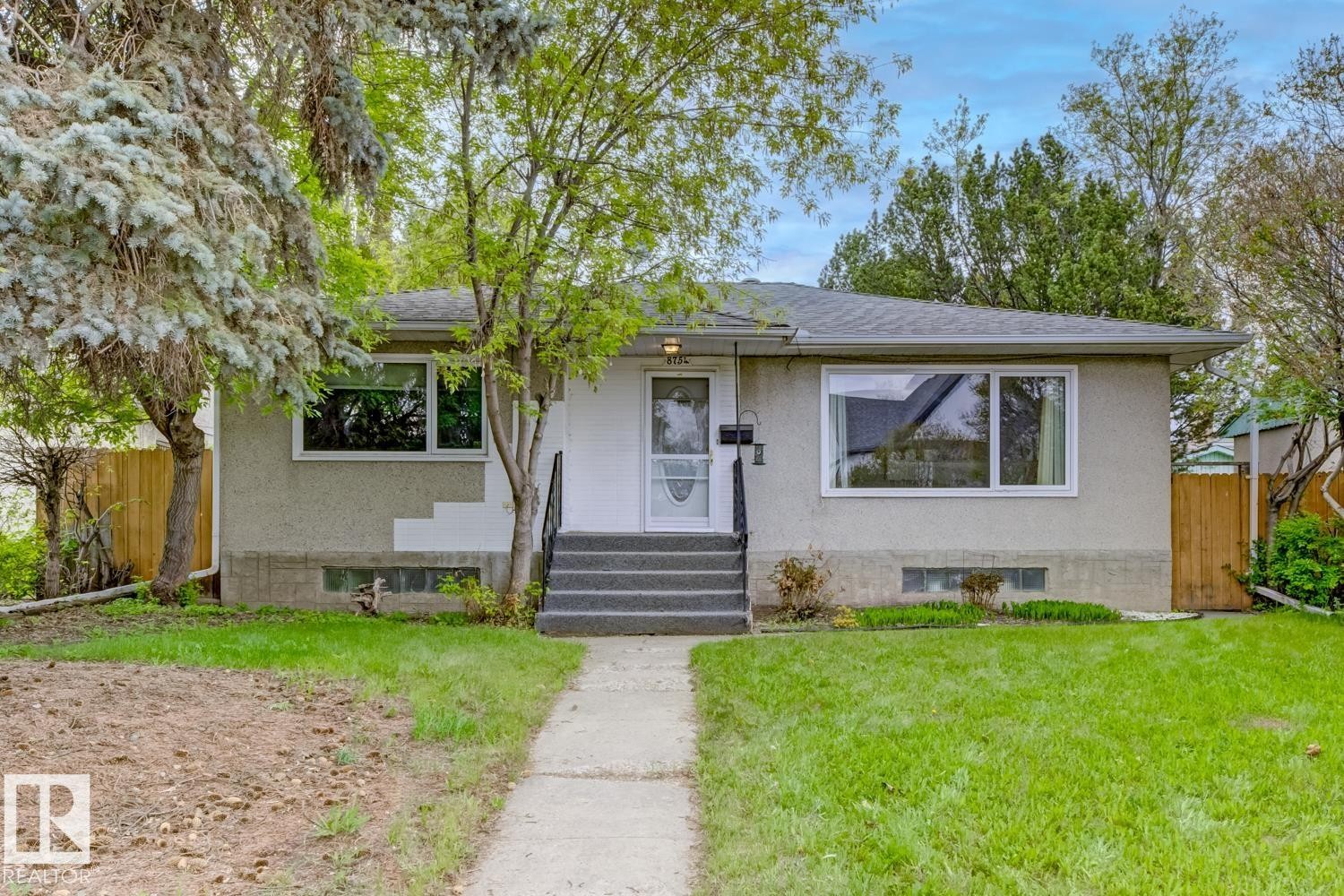 8754 Strathearn Drive Nw, Edmonton, AB - Outdoor