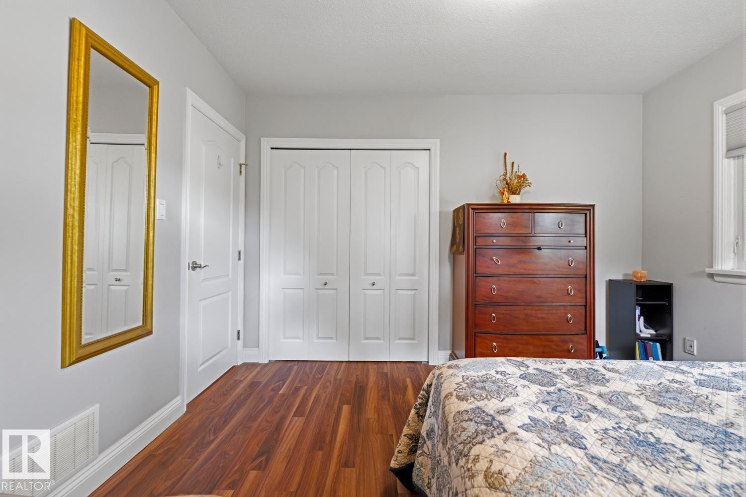 8754 Strathearn Drive Nw, Edmonton, AB - Indoor Photo Showing Bedroom