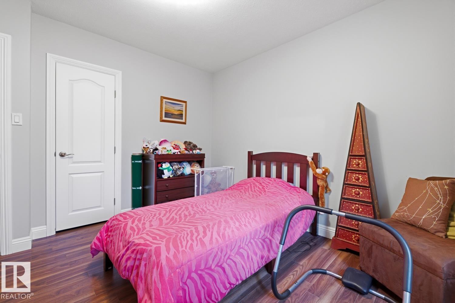 8754 Strathearn Drive Nw, Edmonton, AB - Indoor Photo Showing Bedroom