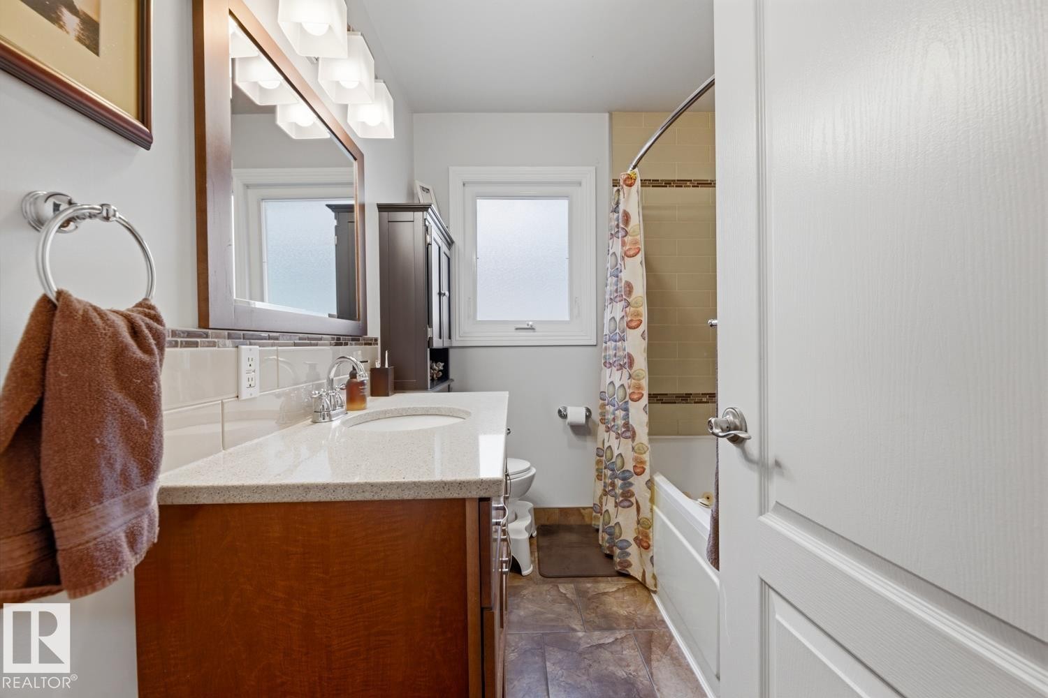 8754 Strathearn Drive Nw, Edmonton, AB - Indoor Photo Showing Bathroom