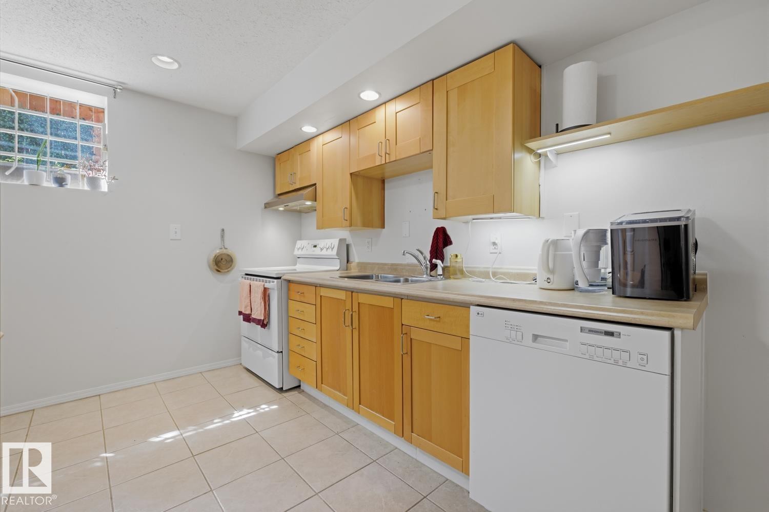 8754 Strathearn Drive Nw, Edmonton, AB - Indoor Photo Showing Kitchen