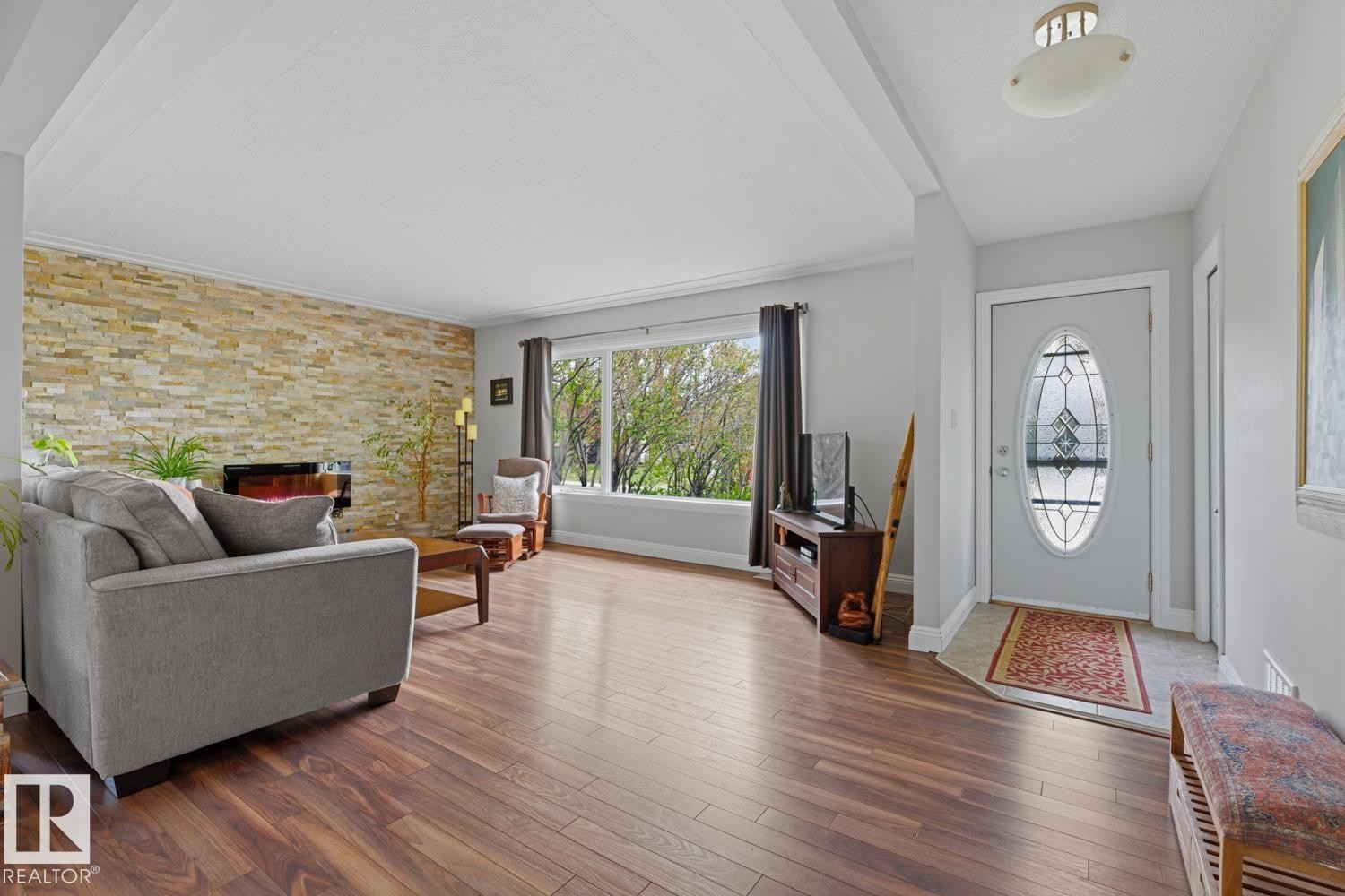 8754 Strathearn Drive Nw, Edmonton, AB - Indoor Photo Showing Living Room