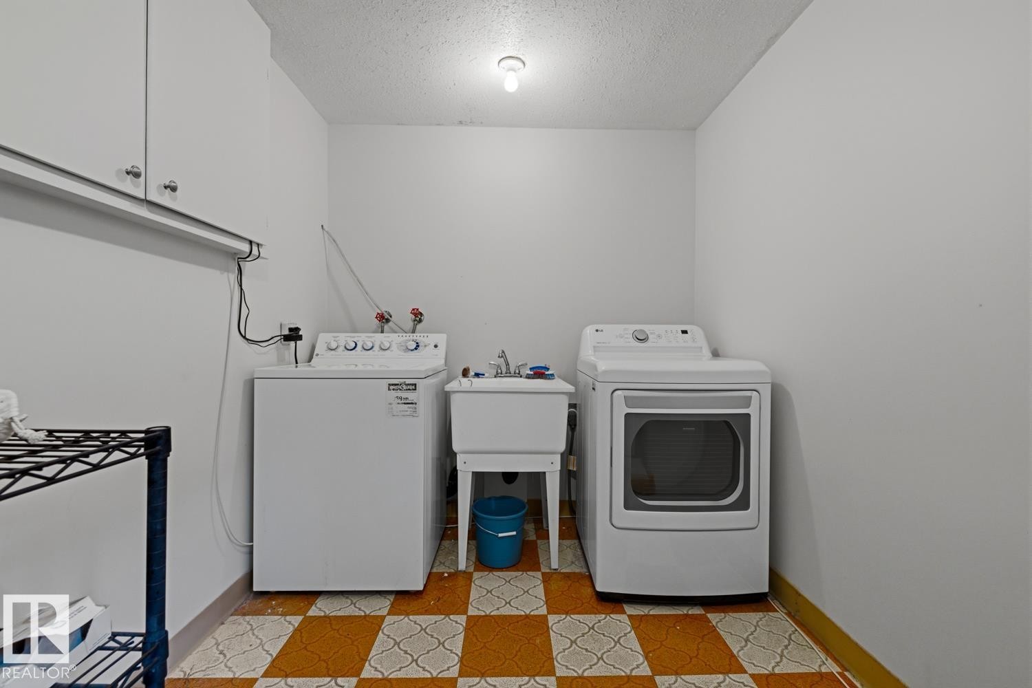 8754 Strathearn Drive Nw, Edmonton, AB - Indoor Photo Showing Laundry Room