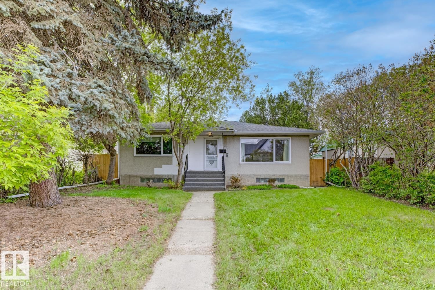 8754 Strathearn Drive Nw, Edmonton, AB - Outdoor