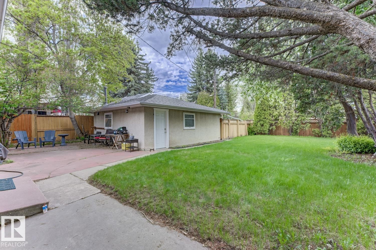 8754 Strathearn Drive Nw, Edmonton, AB - Outdoor