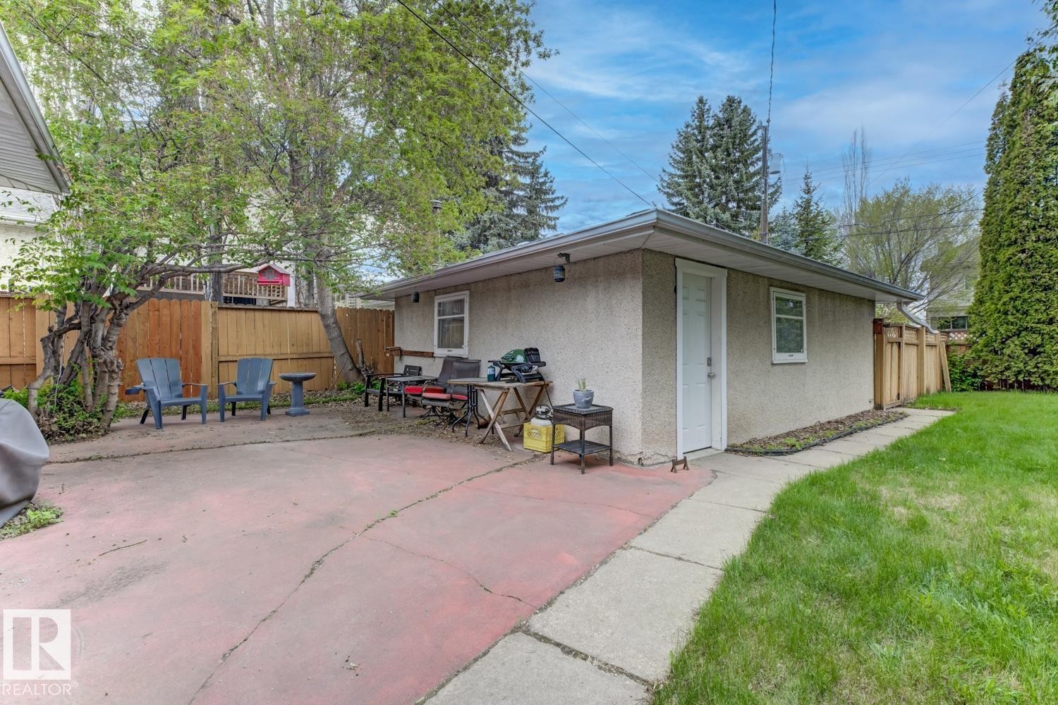 8754 Strathearn Drive Nw, Edmonton, AB - Outdoor