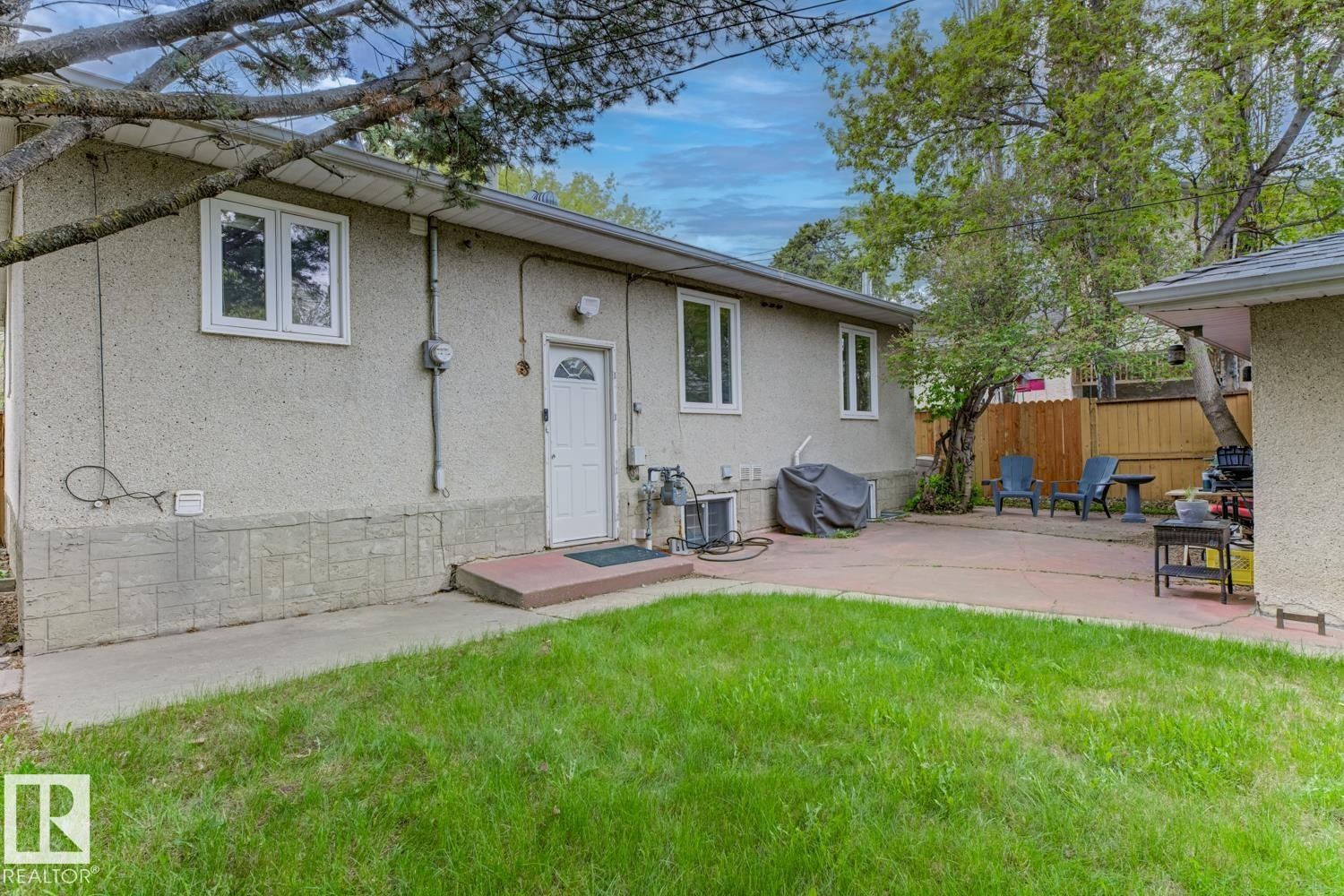 8754 Strathearn Drive Nw, Edmonton, AB - Outdoor
