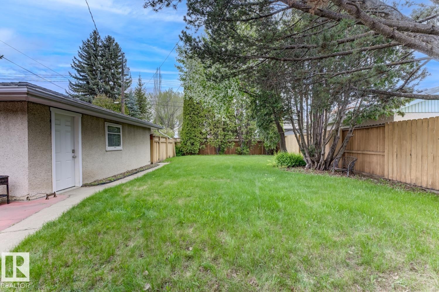 8754 Strathearn Drive Nw, Edmonton, AB - Outdoor
