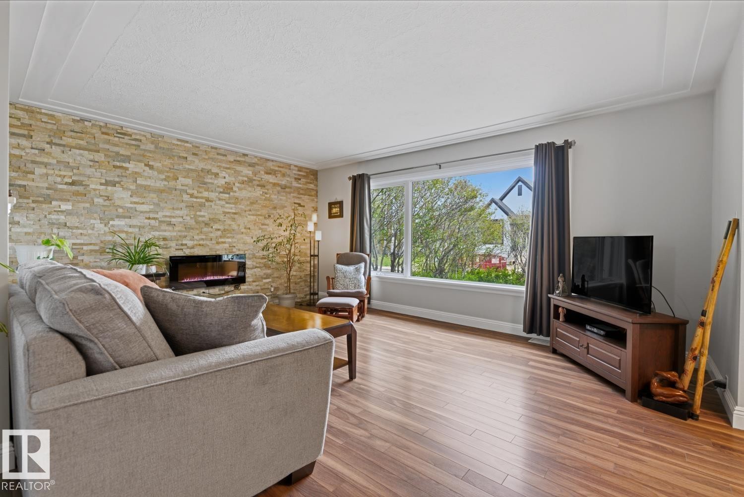 8754 Strathearn Drive Nw, Edmonton, AB - Indoor Photo Showing Living Room