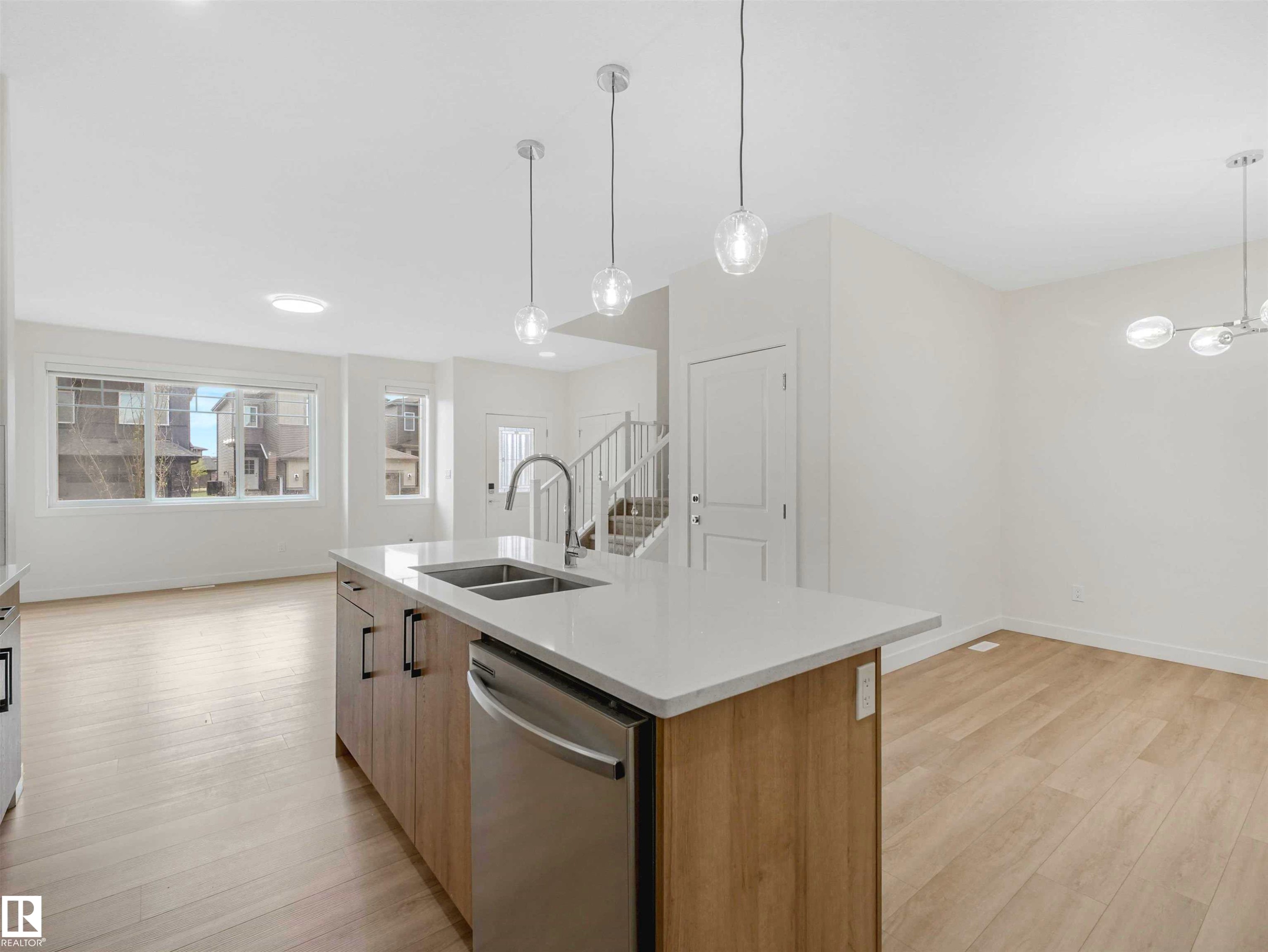 Image quality insufficient for description - 1518 Siskin Link Link, Edmonton, AB - Indoor Photo Showing Kitchen With Double Sink With Upgraded Kitchen