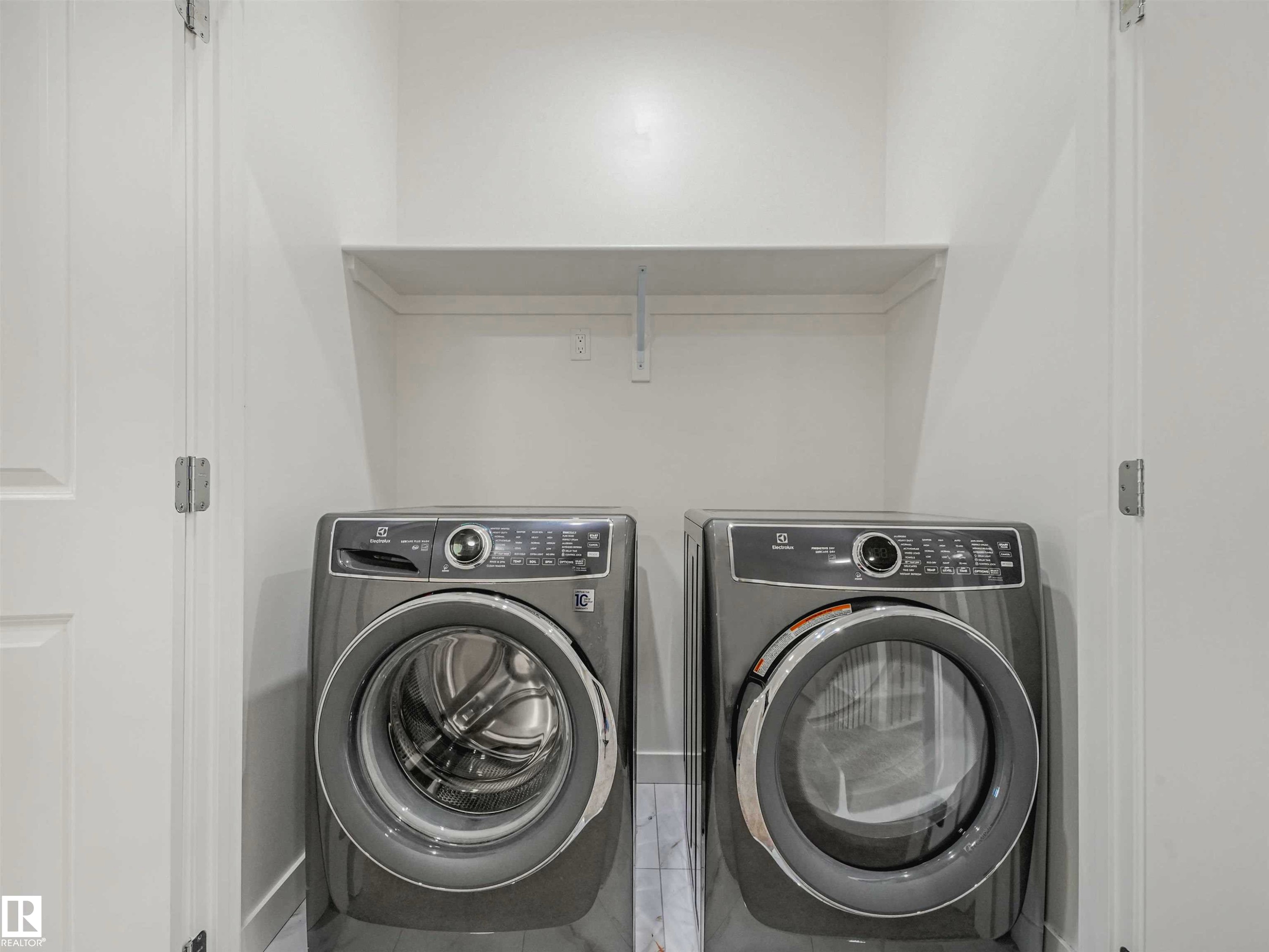 Image quality insufficient for description - 1518 Siskin Link Link, Edmonton, AB - Indoor Photo Showing Laundry Room