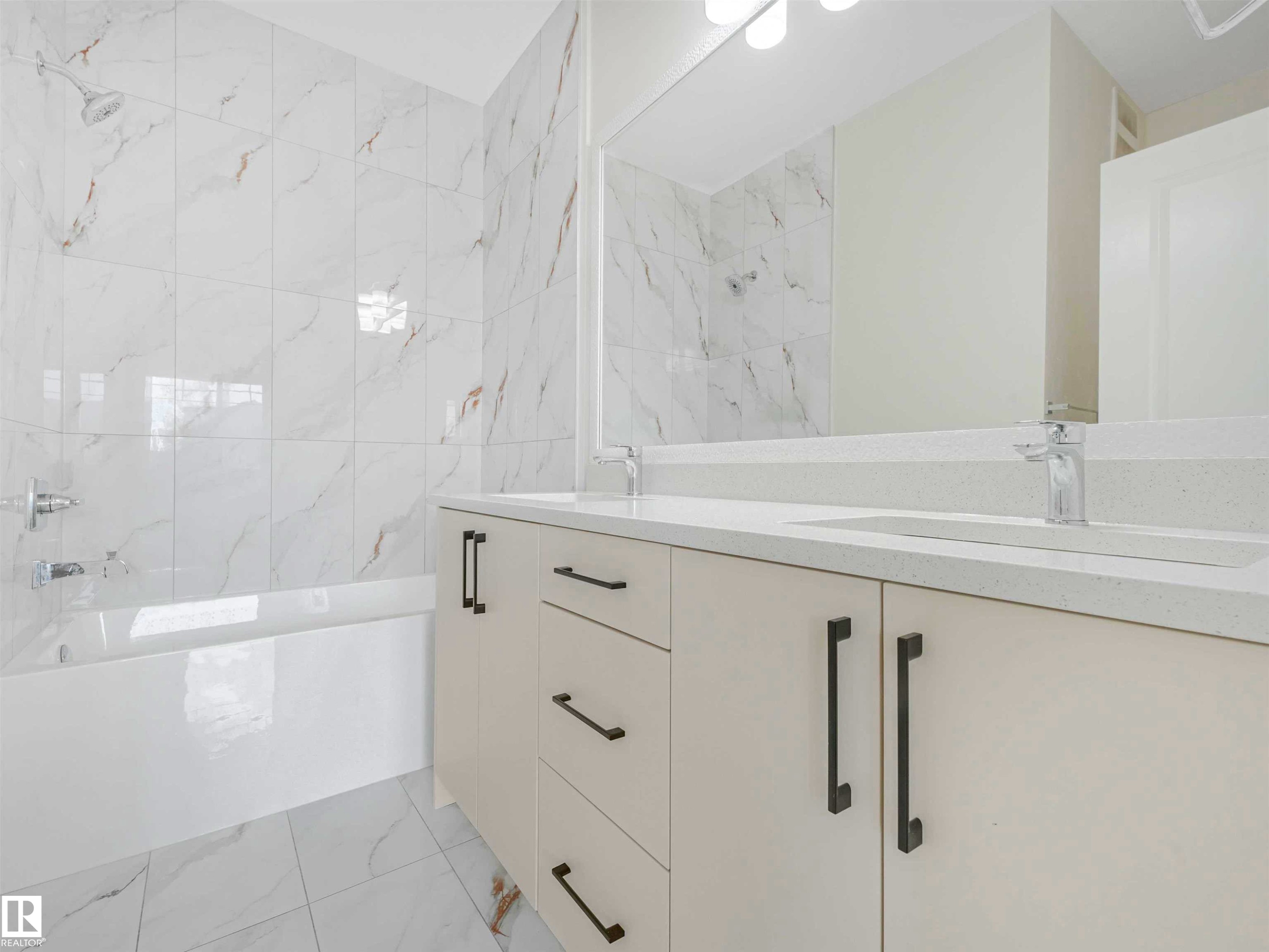 Image quality insufficient for description - 1518 Siskin Link Link, Edmonton, AB - Indoor Photo Showing Bathroom