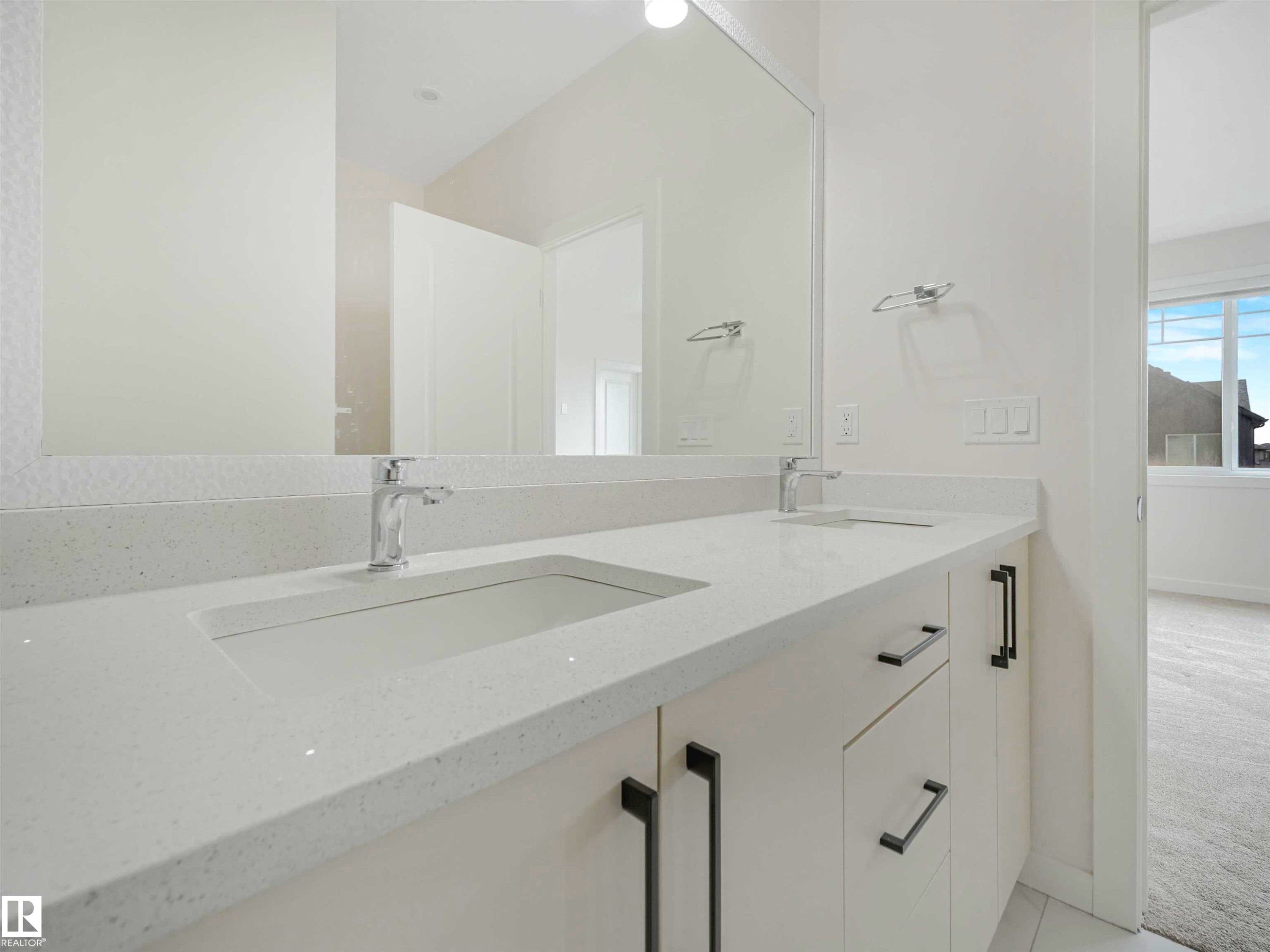 Image quality insufficient for description - 1518 Siskin Link Link, Edmonton, AB - Indoor Photo Showing Bathroom