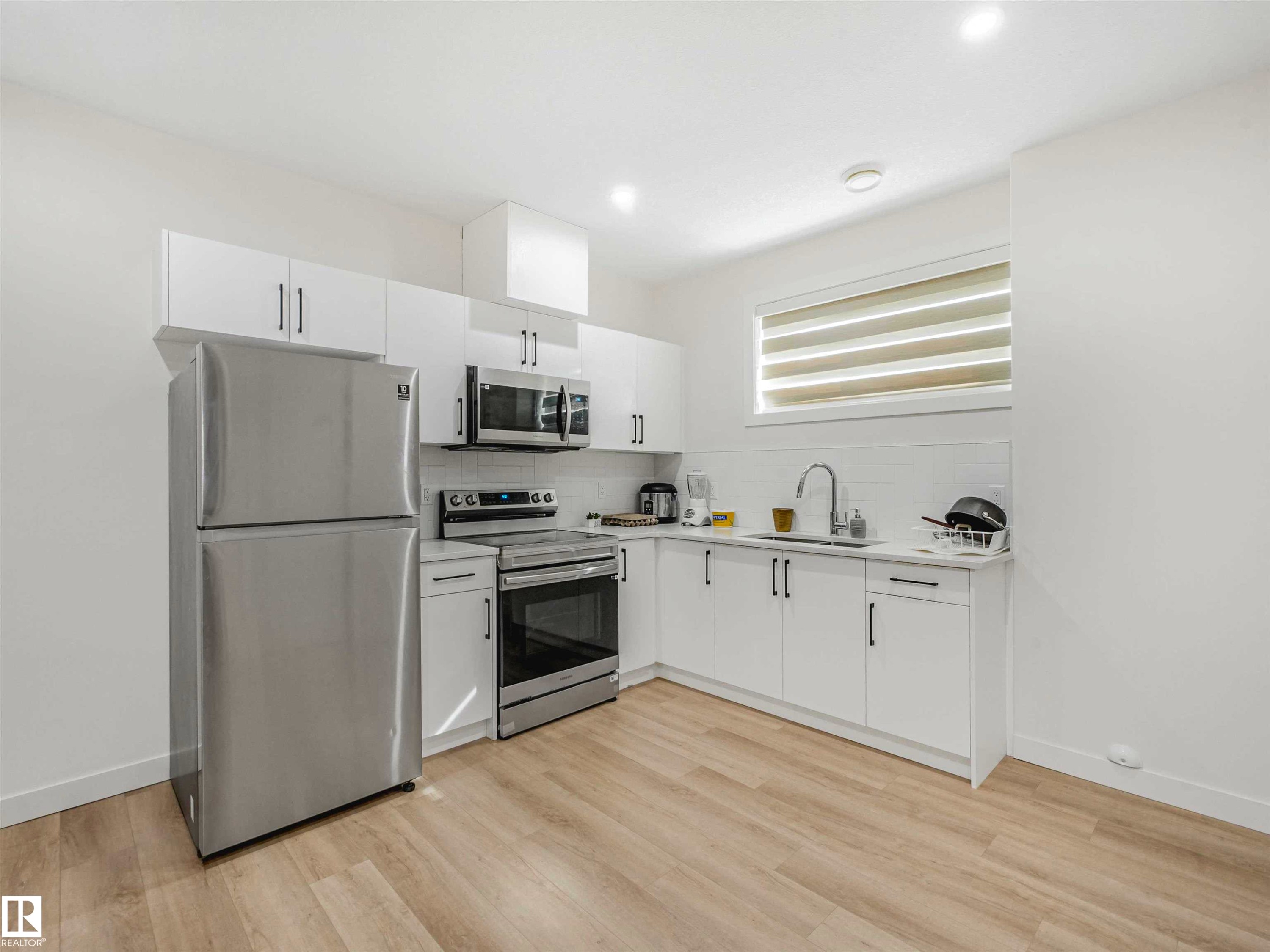 Image quality insufficient for description - 1518 Siskin Link Link, Edmonton, AB - Indoor Photo Showing Kitchen