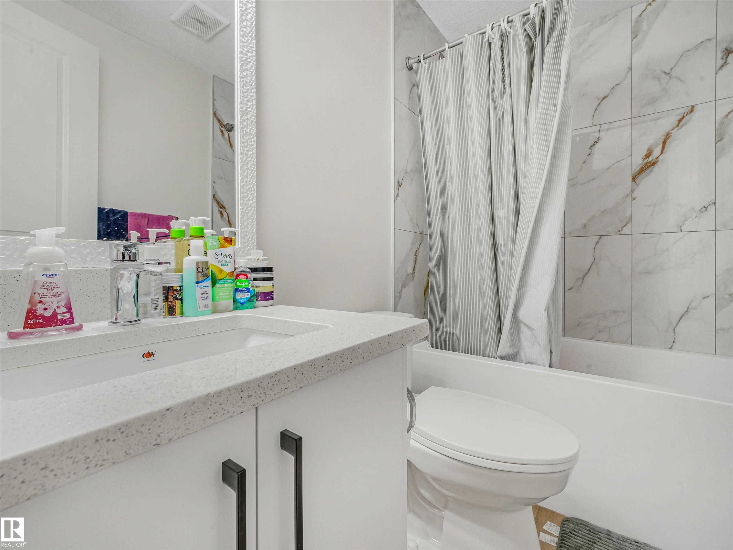 Image quality insufficient for description - 1518 Siskin Link Link, Edmonton, AB - Indoor Photo Showing Bathroom
