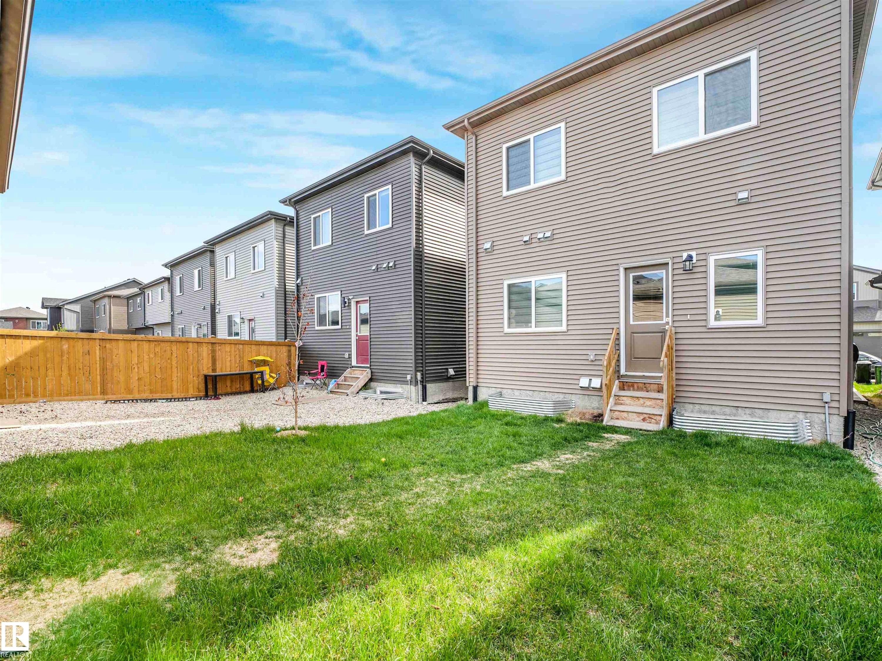 Image quality insufficient for description - 1518 Siskin Link Link, Edmonton, AB - Outdoor
