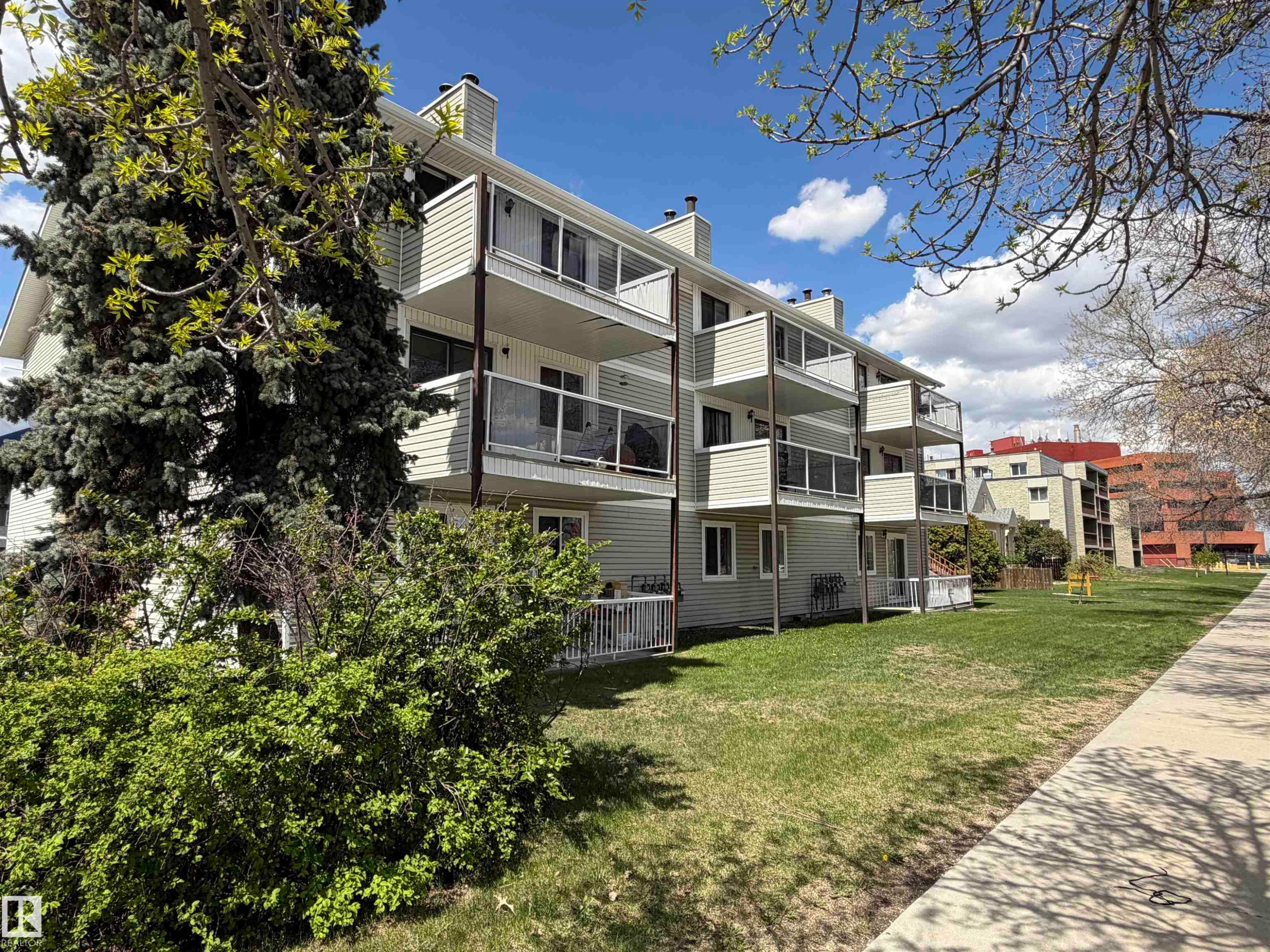 205 10604 110 Avenue Nw, Edmonton, AB - Outdoor