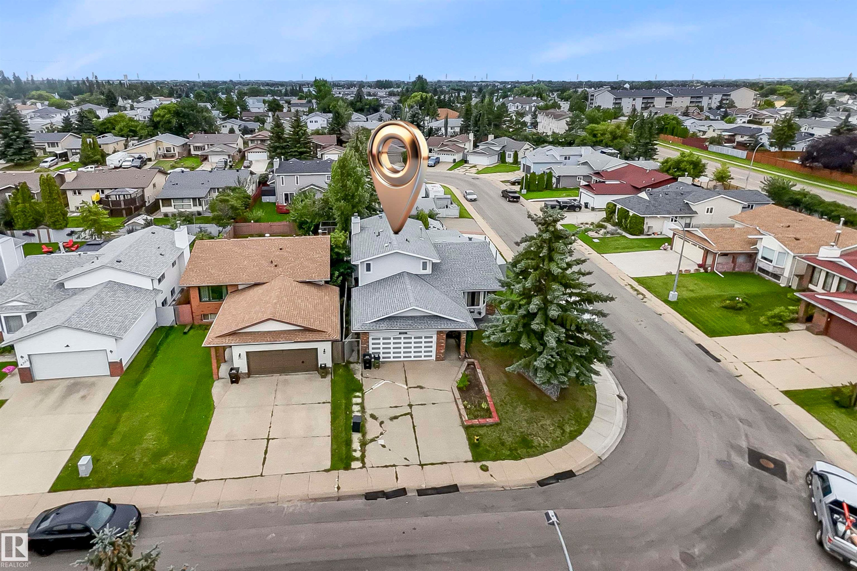 Two-story residential property featuring a light grey exterior siding and a matching grey shingle roof - 4231 32 Avenue, Edmonton, AB - Outdoor With View