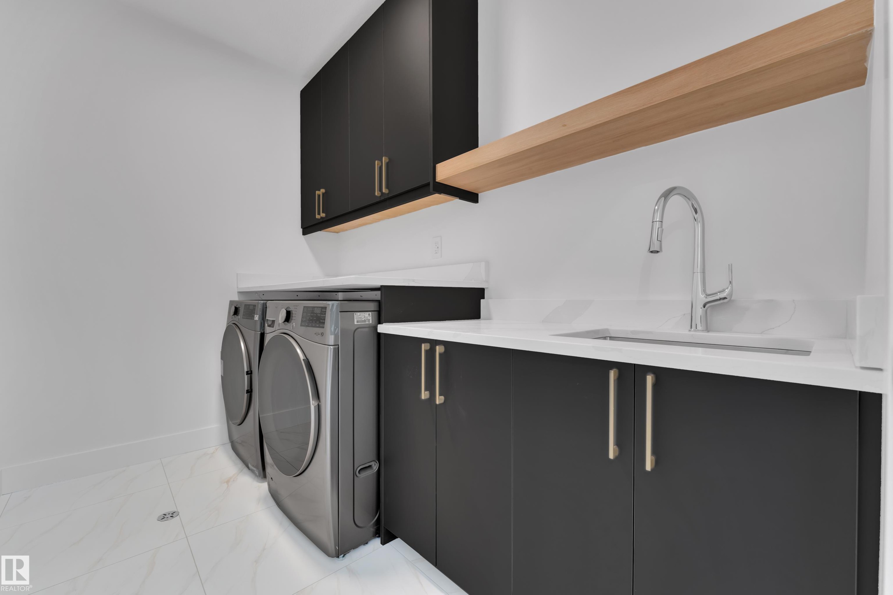 12 Cobblestone Gate, Spruce Grove, AB - Indoor Photo Showing Laundry Room